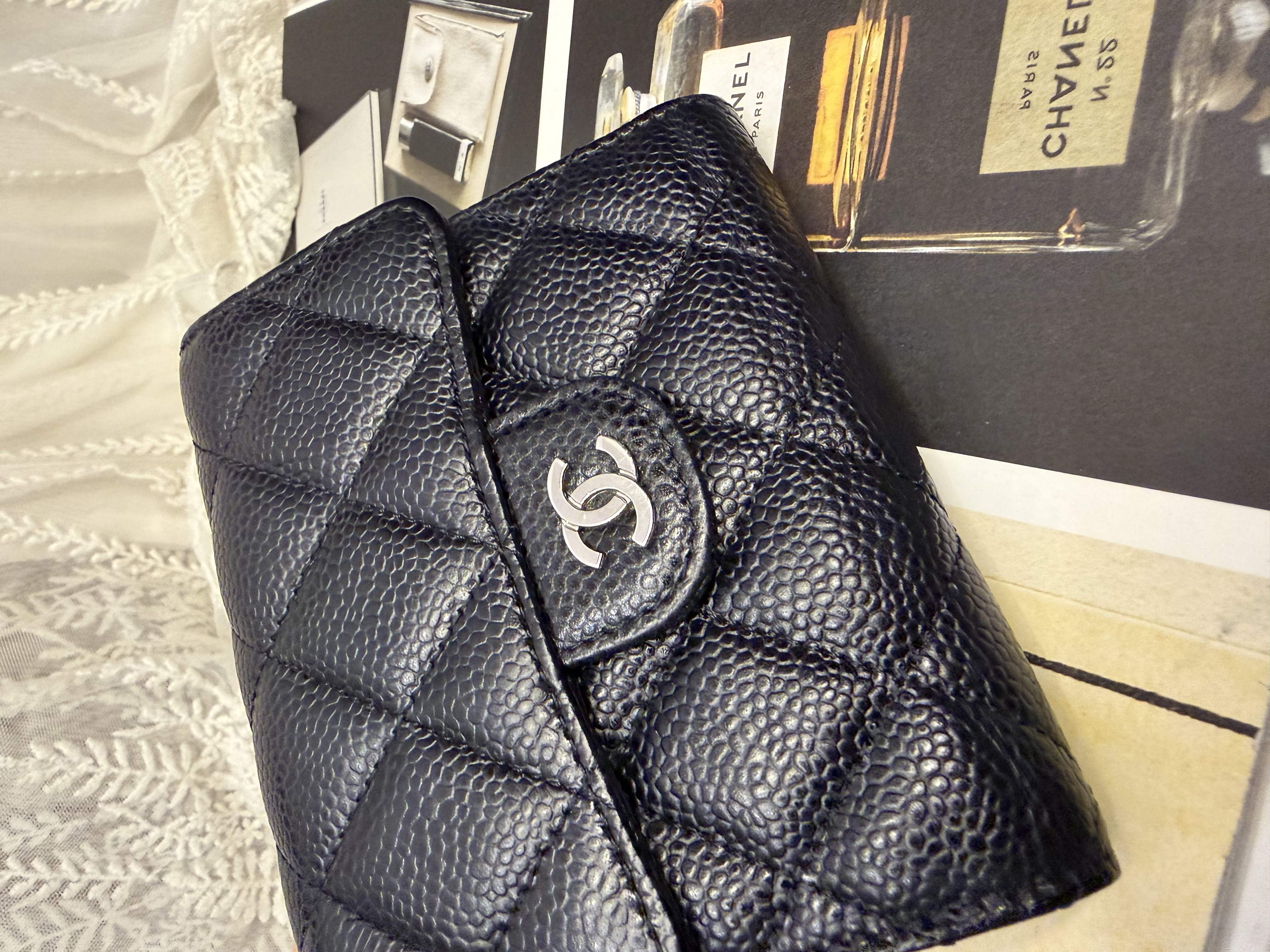 接近閑置 Chanel cc logo black caviar short wallet phw