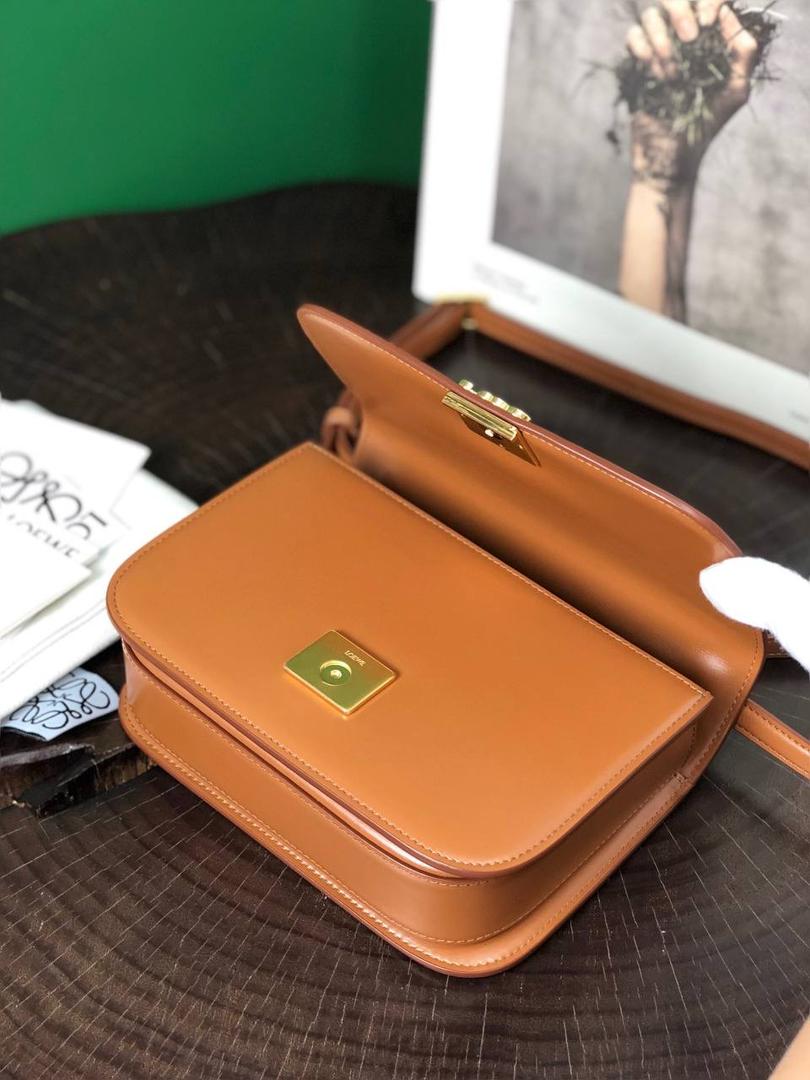 中号『 L0E💟WE GOYA 』 ⭐ 泫雅.周也.曾黎.虞书欣.宋茜.宋妍霏…众多明星同款哟～😘 ⭐能装，好搭，又不怕造 光滑丝绸牛皮革除了显高级外，上手如婴儿般肌肤娇嫩平滑，让你非常想保护她，呵护她呢～内饰细腻napa羊皮三隔层，贴心设计了暗扣和背面小侧袋，收纳方便➕安全感满分💯 ⭐灰常匹配当下的极简风，难得是拥有一大票靓丽颜色，无论是优雅知性，还是我们活泼开朗的小仙女们，都可以闭眼入啦！想凹造型？想上班通勤？怎么用怎么挑，都不会错^_^ 一句话，若🈶️此包，前者皆可抛！ 就算吃土也要买下呀呀呀～～ 中号尺寸：23-15-6.5CM 型号：012121棕色