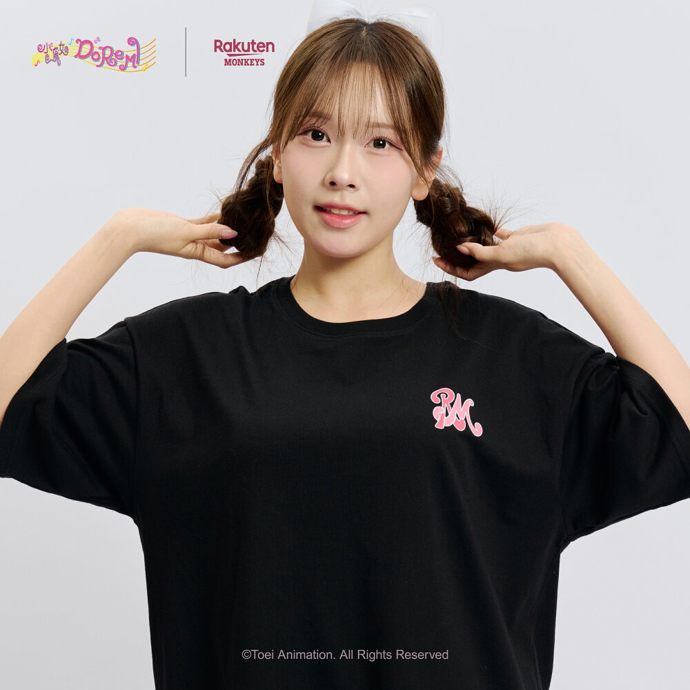 《Pre-Order》短T-黑｜小魔女DoReMi X 台灣樂天桃猿商品 (26D27-P)