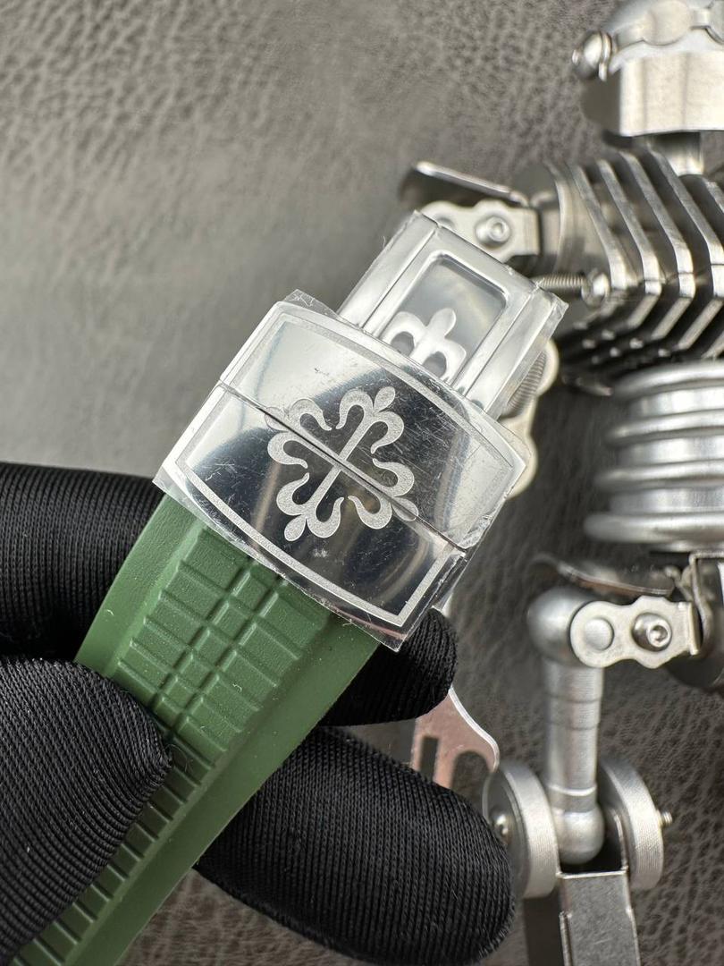 百达翡丽Aquanaut系列😎 【表壳】40.8MM表径，不锈钢材质，圆润的八角壳型恰到好处，表壳左侧的鲨鱼鳍型设计，是可以前后快调中央镂空时针的按钮，这枚指针可以用来指示第二时区时间。 【表盘】黑色浮雕表盘，金属立体字块，覆荧光涂层时标。3、9点钟分别显示”HOME”与”LOCAL”的方形昼夜视窗，蓝白二色各自代表晚上与白天，6点钟位置是指针式的日期盘。 【机芯】成功实现百达翡丽5164A-001内载的324 SC FUS自动上链机芯功能，大三针基础机芯上搭载两地时间模组。 配有休闲气息的Tropical表带，正是为年轻世代所准备的奢华运动表。