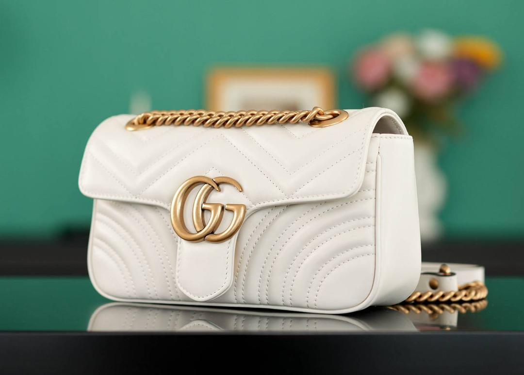 👜Marmont系列肩背包经典款 白色 22cm💕 （原厂皮 全铜五金） 正品售价¥18.000 独家原厂皮发售 限量级别 GG招牌款，镇店之宝 白色真的超级温柔又高级！ 原厂牛皮搭配经典的双G扣，复古做旧风格 背上就有白富美即视感， 属于所有人都能驾驭的颜色 官方款号 446744 尺寸小号：22x13x6cm 尺寸大号：26x15x7cm