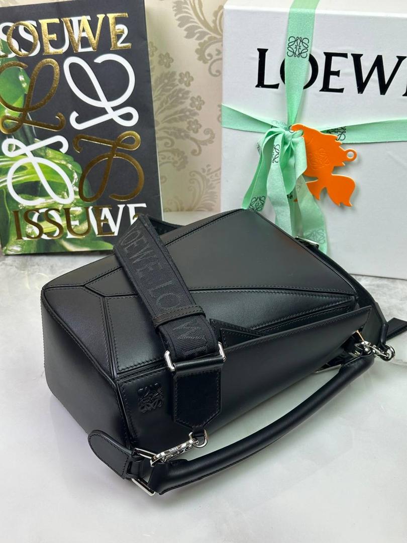 🅰️小号 𝗣𝘂𝘇𝘇𝗹𝗲最新版本❤️ ——（缎面/织带款） ✅经典拼图系列，不规则立体几何设计，最具辨识度的立体廓形和几何美学，顶级进口小牛皮搭配德国沙菲线，独家定制五金，𝗬𝗞𝗞拉链拉头 ✅容量超大，颜值高，四季百搭，新款自带可拆卸𝗟𝗢𝗘𝗪𝗘织带宽肩带‼️ 尺寸：𝟐𝟒-𝟏𝟔.𝟓-𝟏𝟎.𝟓𝐜𝐦 款号：061609织带款黑色