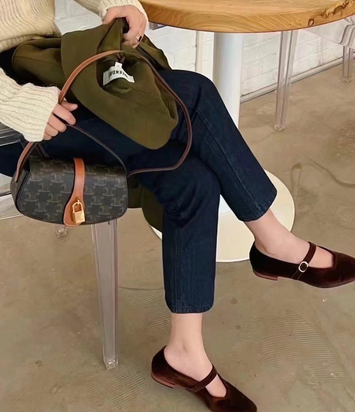CELINE CLUTCH ON STRAP TABOU IN TRIOMPHE,100%Authentic ,99%new ✅收據✅dust bag 