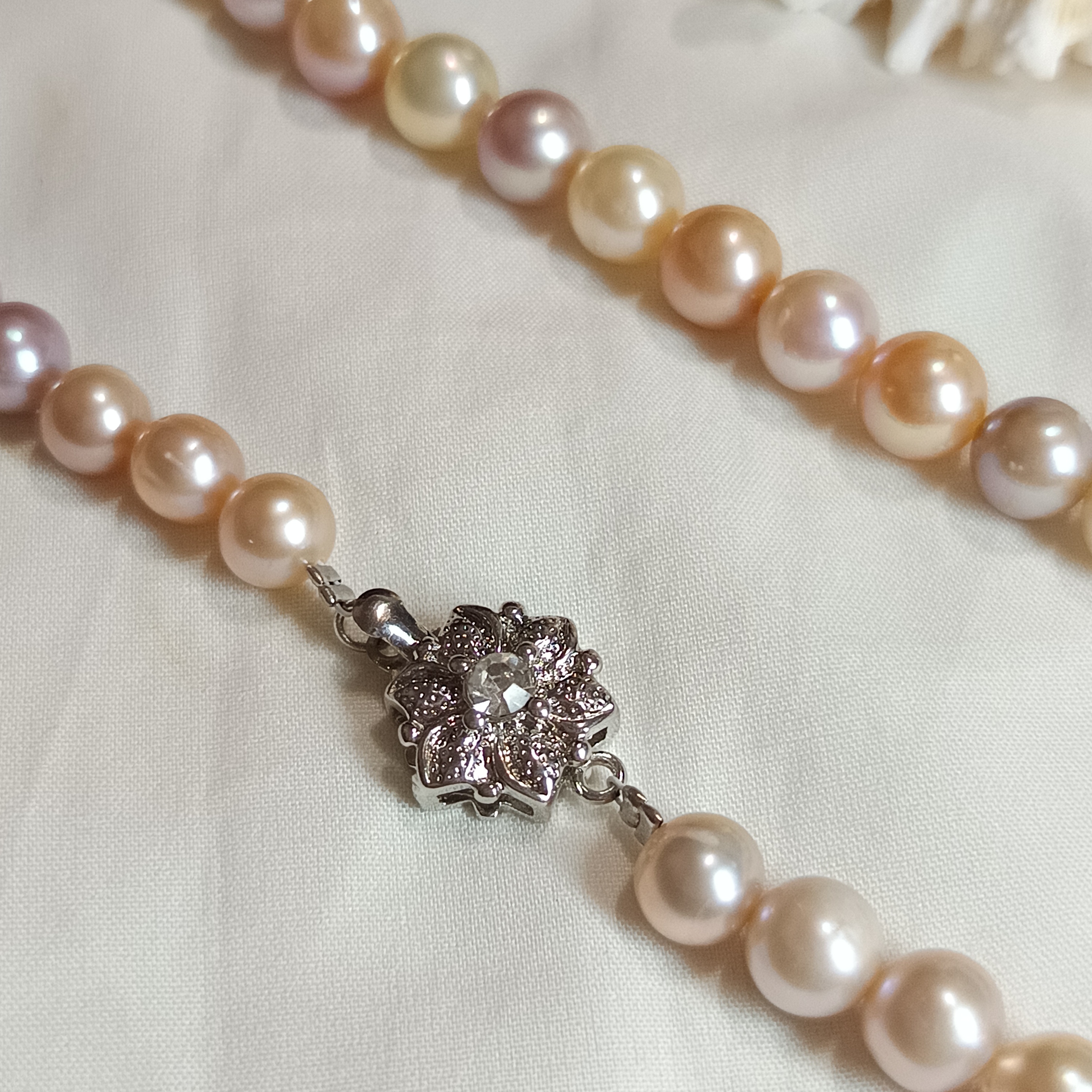 近正圓強光淡水AK 糖果色珍珠注白金花扣項鍊