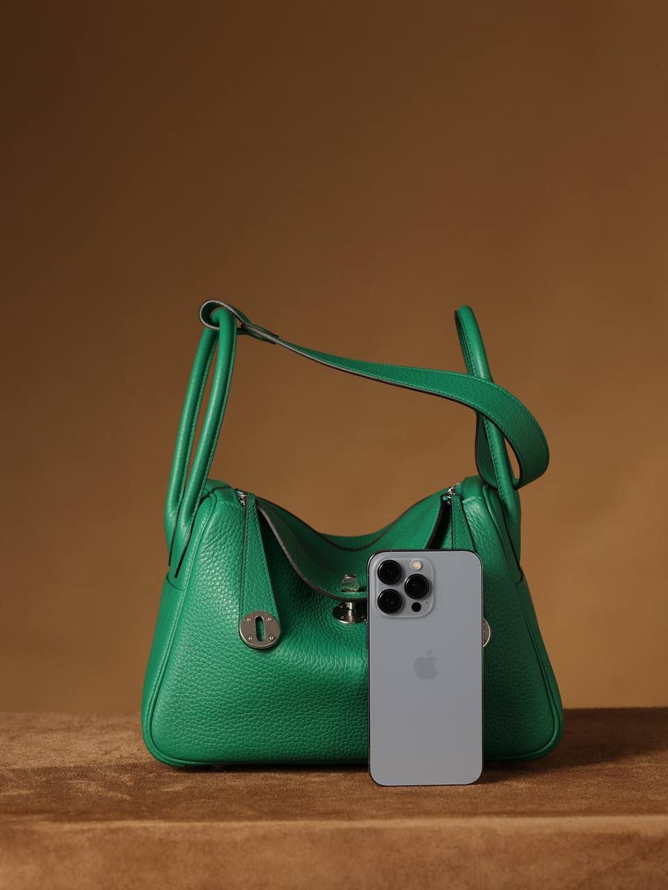 Hermes 爱马仕 Lindy 26cm 丝绒绿银扣👜✨ Lindy 独家渠道货 独家欧洲原厂皮原厂五金组装的ZP尾单货 尺寸：26*18*14 cm Lindy是采用原厂的正品TC皮，什么是TC皮？ 爱马仕专用的clemence,简称tc皮，是Hermes最受欢迎的皮革之一，颜色会比Togo少一些，但是纹路比Togo细腻，含油更高，更软，因此稍稍有些下垂感的特点。