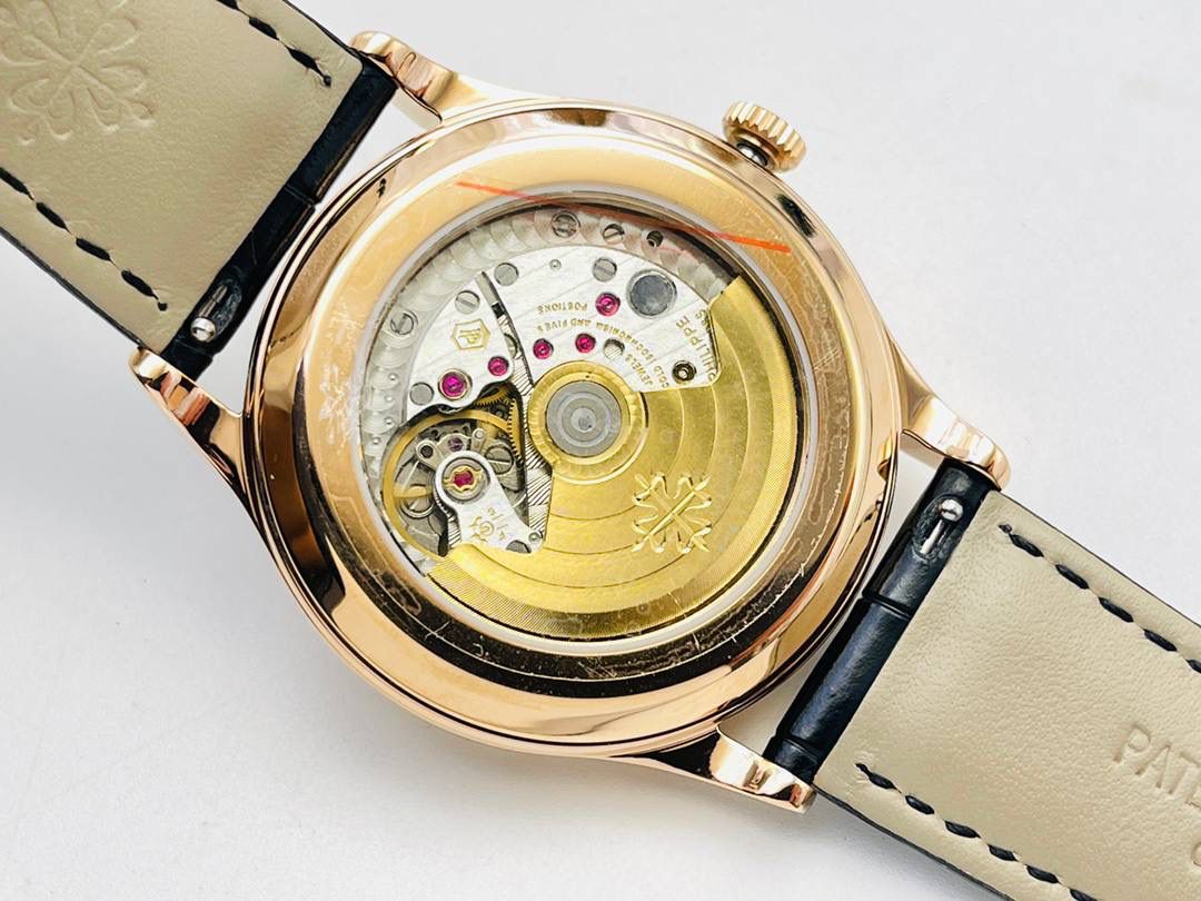 百达.翡丽-古典表系列——3919腕表震撼登场。🤩😍完美还原表中王者的独特质感和简约格调！细节升级如下： 1⃣️腕表尺寸39MM，尺寸数据完美吻合正品，佩戴轻便，还原正品体验。 2⃣️玻璃采用与原装一致的锅盖型穹顶玻璃，特镀有双层抗眩晕增透镀膜。 3⃣️表盘标识和指针的边沿全部采用手工润饰倒角，之后再采用镀铑工艺处理，确保光泽度和质感不亚于原装。 4⃣️机芯采用30-255 PS机芯机械！ 5⃣️表带经典意大利小牛皮表带，做工精致，包边细腻，尽显大牌风范，搭配原厂针扣。