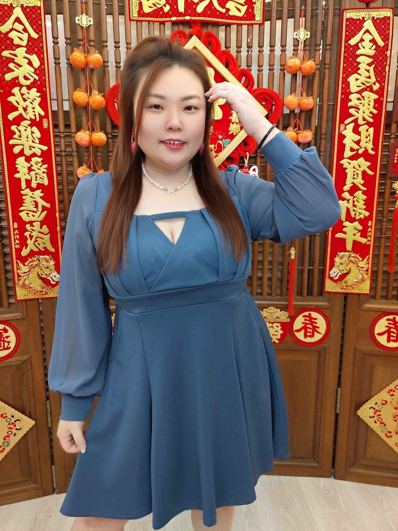 DBC07 胸前褶皱镂空设计方领连衣裙