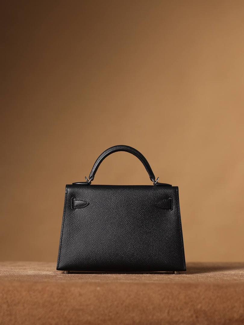 HERMES 爱马仕 Mini Kelly 二代👜✨ Mini Kelly 二代 黑色银扣 高清实拍图 尺寸：19*12*6cm Hermès爱马仕是世界著名的奢侈品品牌，1837年由Thierry Hermès创立于法国巴黎。 爱马仕早年以制造高级马具起家，迄今已有180年的悠久历史。 其整个品牌从整体到细节以及专卖店，都弥漫着浓郁的以马文化为中心的深厚底蕴🎀