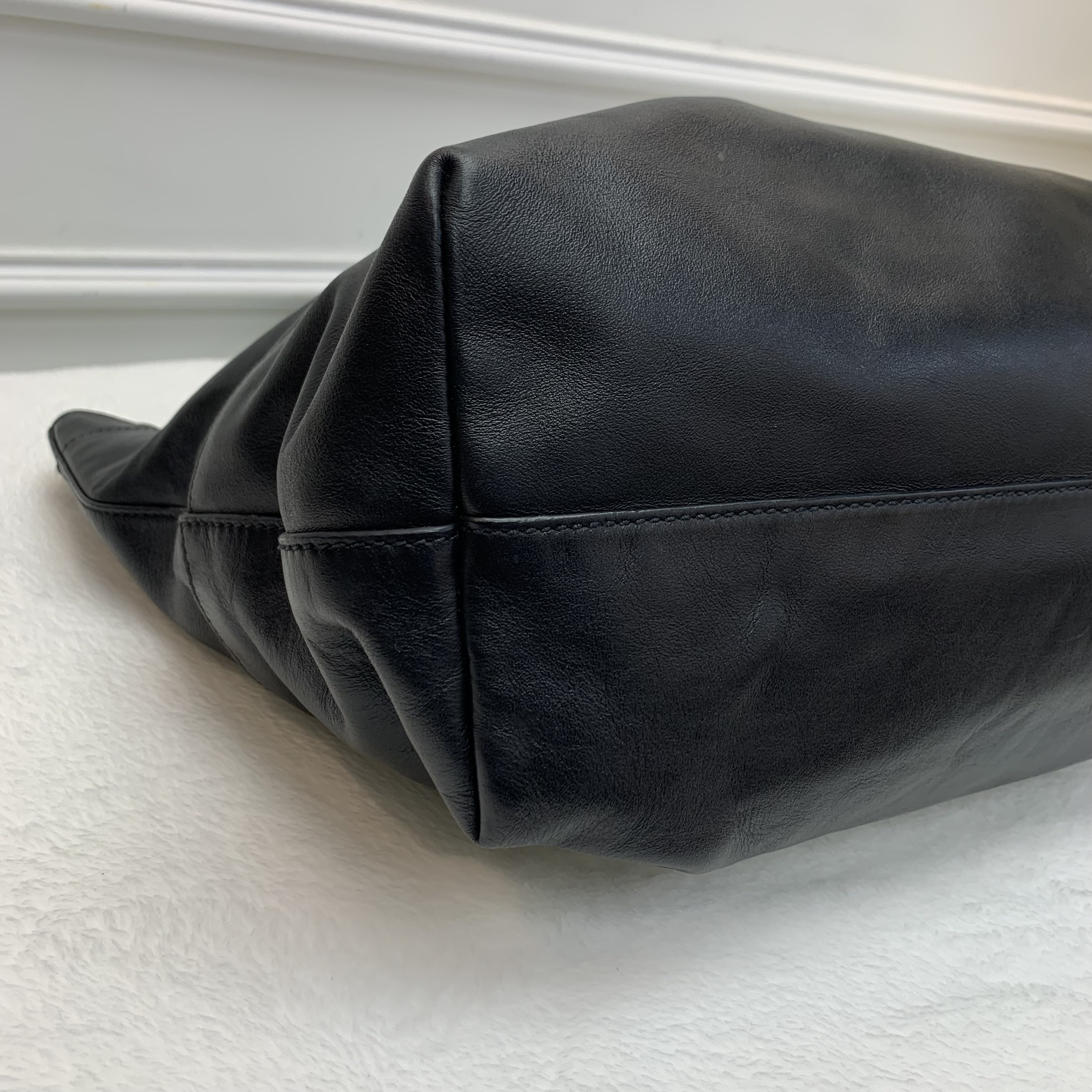 OL必備大牌平價黑色手袋👜Miumiu中古黑色皮革手袋