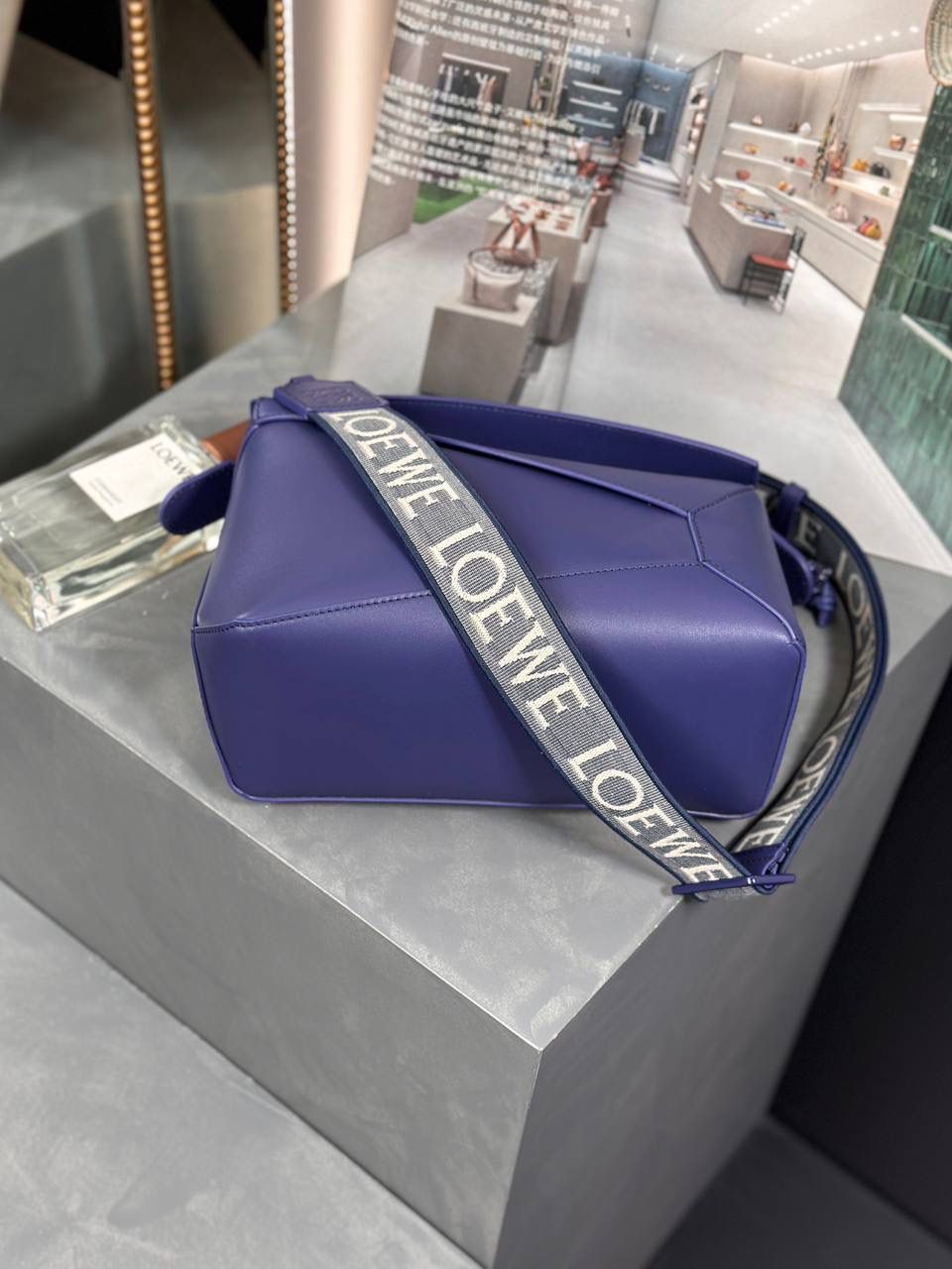 𝙿𝚞𝚣𝚣𝚕𝚎 𝚎𝚍𝚐𝚎 【朕品】 - 23早春🔥 尺寸:24×16.5×10.5cm 编码:052239象牙白 灵感来自于中国古代陶瓷的单色釉料，在原本经典几何造型升级改版，采用同色系五金配件，同色系提花肩带（可调节长度）和同色系陶瓷小兔子挂饰。 除了色彩上的灵感，单色釉的缎面牛皮革材质，更加光滑柔软，给包包增添更多新鲜感，以现代视角诠释着单色釉的至雅之美❤️