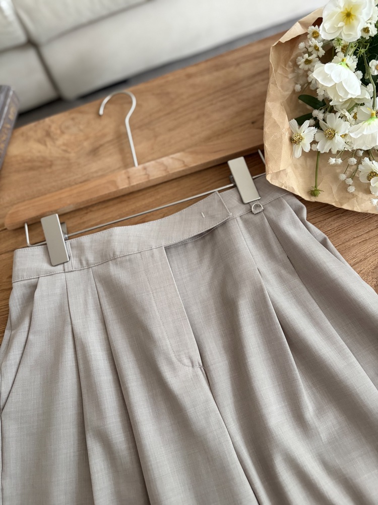 [極薄!] Strap Detail Pleated Pants (Brown)