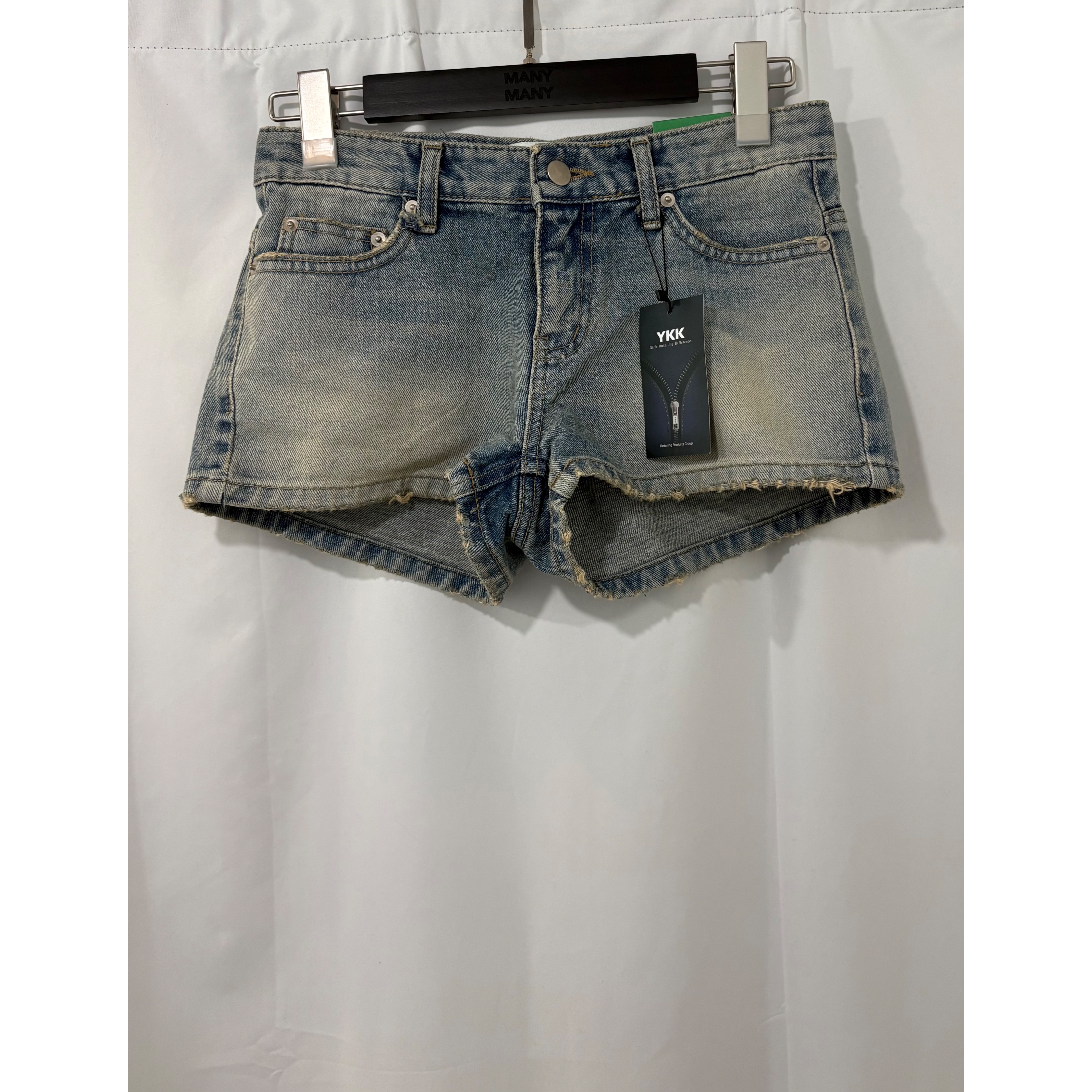 優惠價7月8截🩶2607G《LOW-RISE WASHED DENIM SHORTS》