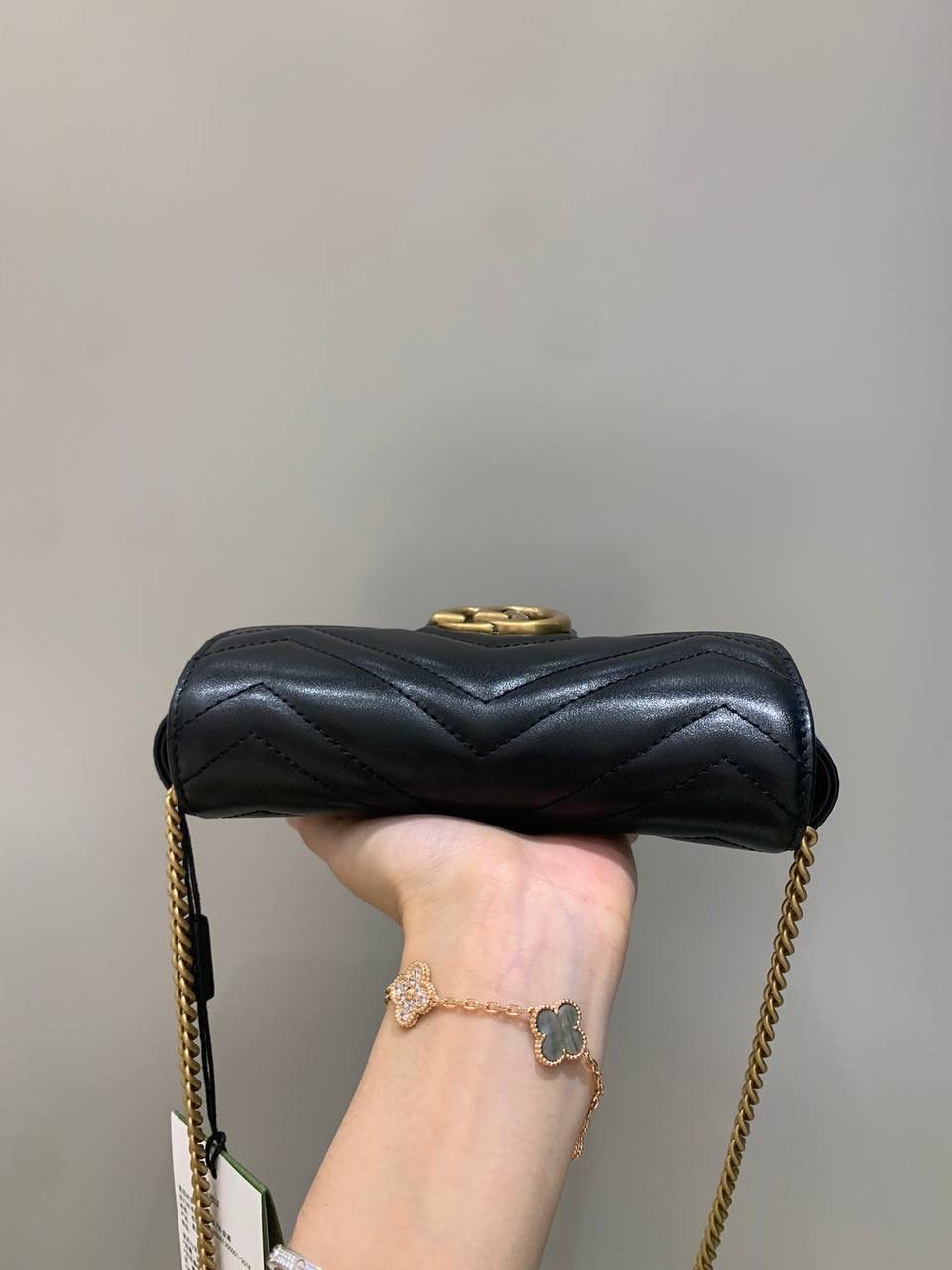 新背景实拍正品级 。经典款黑色16.5cm‼️ 销量王本尊，黑色绝对是最受欢迎的颜色，不分季节不分场合，想怎么搭配就可以随你心意，黑色皮料更能透出原厂皮质感，金色五金黑色皮料简直就是灵魂搭配，这个颜色你们每一个人都要入‼️ 型号476433；尺寸16.5/10/4cm