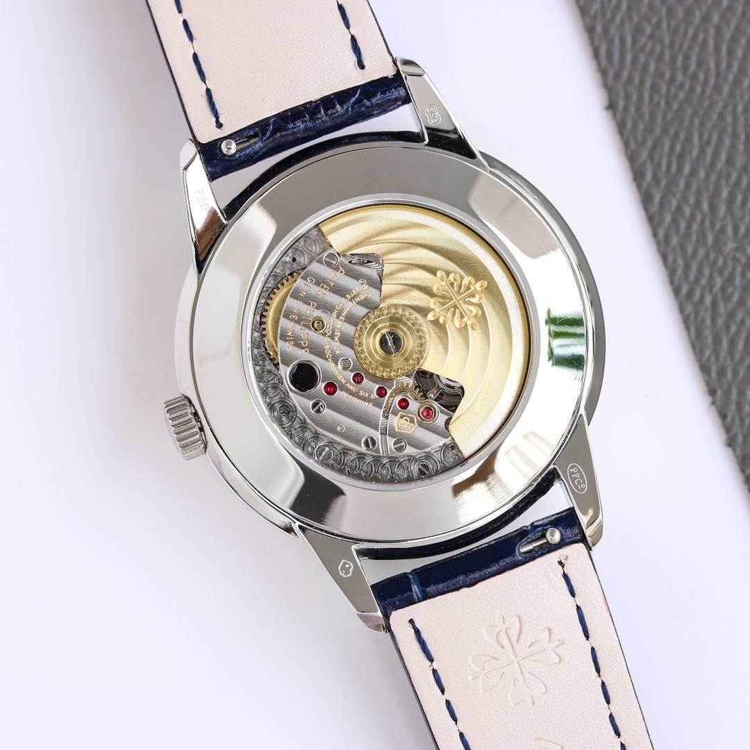 重金打造经典时计——百达翡丽5320G-001超级复杂功能时计直径40毫米一体冲压成型的双层式精钢表壳，致敬了经典的设计语言奶油色的表盘营造复古氛围，表盘边缘刻印有密分秒数刻度，配金质阿拉伯数字及五分钟凸圆刻度字钉，更有立体感。时分指针以巴顿式设计为基础，配以尖长的针尖，这特色造型是呼应了 1950 年代 Ref. 1463 计时码表的指针。表盘6点位置是月相显示和日期分拨。所有的万年历标志都很好，一眼就能读懂。内里搭置了仿324 S Q 自动上链机芯，是 324 自动上条传奇机芯的精装版本。机芯夹板桥经倒角，边缘作细意打磨，主夹板饰以鱼鳞纹，而夹板则缀以日内瓦波纹，夹板表面有包金雕刻，螺丝凹槽经打磨和倒角，连钻孔亦同样经打磨处理。搭配朱古力啡色牛皮表带，进一步带出复古气息。🚀🚀