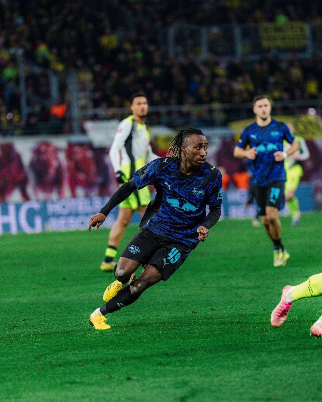 ✨ 螢光登場 Nike Leipzig 萊比錫 2025-26 特別版球衣 784029_01