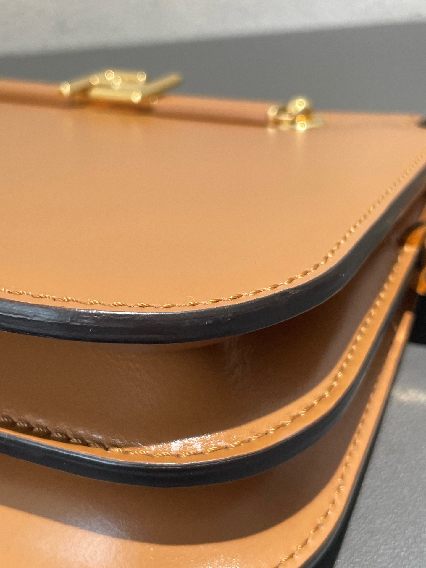 【預訂貨品】FENDI焦糖色金扣風琴包