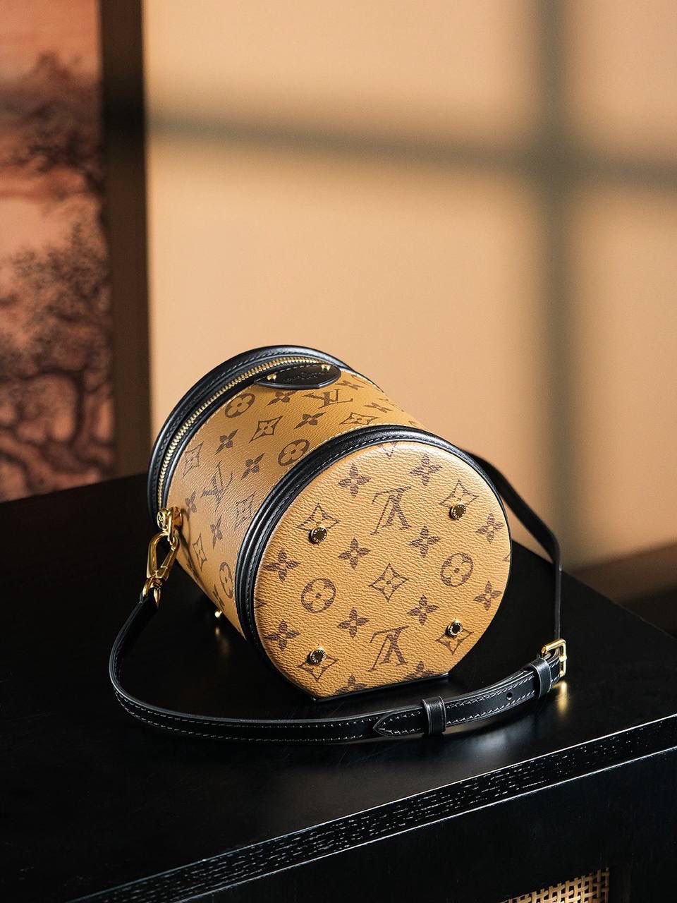 LV Vanity 手袋 👜✨ 📏 小号尺寸：15 × 17 × 15 cm 这款灵感来自经典 LV Cannes 化妆箱～ 半硬质包型，复古又高级 ✨ Monogram + Monogram Reverse 帆布拼接，很有 LV 味道 💕 设计优雅耐看，经典不过时～ 配有顶部手柄和可拆皮革肩带， 可以手提、肩背或斜挎，多种背法很方便 🥰
