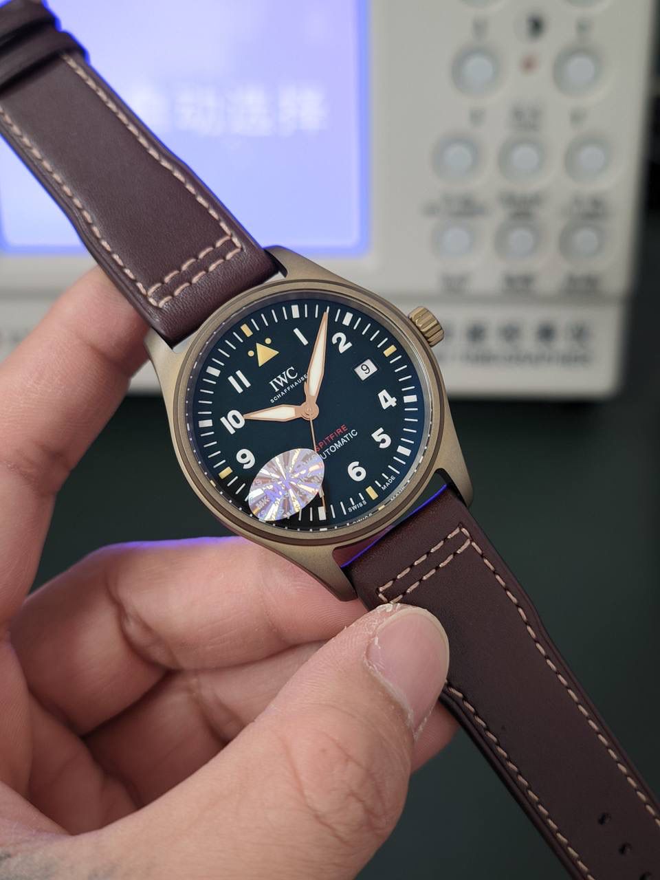 马克十八 马克18喷火战机腕表震撼出击。橄榄绿盘面，青铜材质外壳，整体狂野彪悍，复古非凡！【表壳】腕表尺寸39mmX10.6mm。与原装一致采用青铜材质，随着岁月境迁，能留下属于自己的特殊痕迹。钛合金底盖，同样镌刻有“喷火战机”图案。栩栩如生，与原装无二。【表带 扣】棕色意大利小牛皮表带，搭配五级钛金属万国式经典针扣。【机芯】采用结构与原装基本吻合的TOP级9015自动上旋机芯。