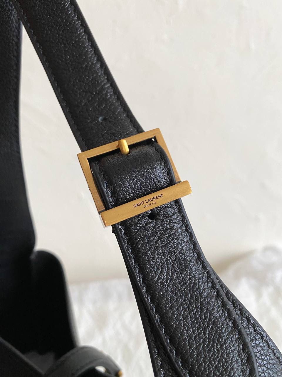 超级销量王🔥 【已更新最新细节⚠️】 ys1 hobo bag腋下包黑金🖤 我和你们说，这只包看着普普通通 但是上身是真的很好看！ 第一次看到他们家有这种慵懒的腋下包 整个包都是柔软的原厂胎牛皮 又轻容量又大，真的很～～好背 这只包的灵魂在于圆滚滚中又有型 市场很多做得太挺括硬朗，那种货打咩啊❌ ZP开发⚠️全套包装哦～ 23×22×8.5cm713938m