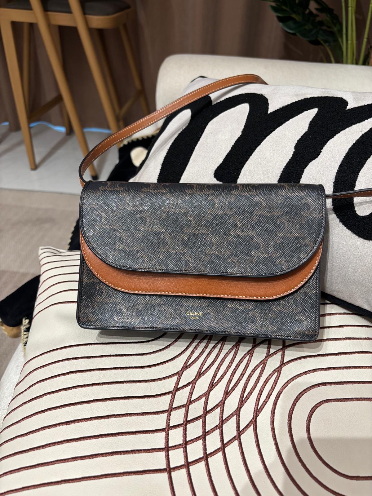 CELINE clutch with strap Triomphe Shoulder bag,100%Authentic, 98%new  ✅防塵袋 