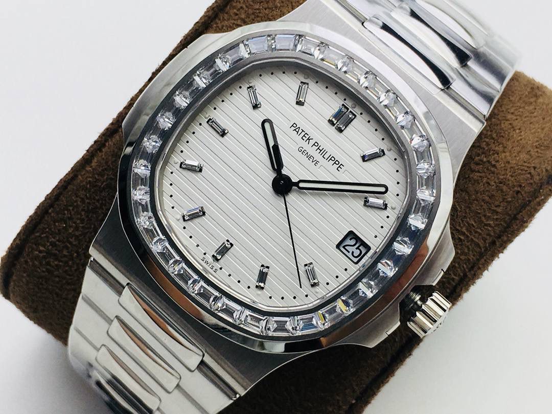 【PPF FactoryV4升级版强势来袭】百达 翡丽 璀璨方钻亮相了[色]第一款真正意义上的超级鹦鹉螺，震撼来袭！ 1⃣️全新修正的不锈钢表带，铰链部分根据真正的百达 翡丽鹦鹉螺不锈钢表带拆解开发，和正品一致的贴合效果，逆袭之前所有副本！ 2⃣️铰链开合角度和正品一致，锁毕声音和正品相同！ 3⃣️重点指出此次V4版的面盘在采用与真品一致的覆荧光涂层金质立体时标，特别突出的“蓝魅”面无限接近原版！ 4⃣️机芯方面是全新订制的修正版的一体芯Cal.324机芯，是目前唯一做到机芯的钢印与正品一样的雕刻工艺。 只有做到最好才配戴他去诗和远方！ PPF Factory 超级鹦鹉螺王中王！欢迎您的品鉴！