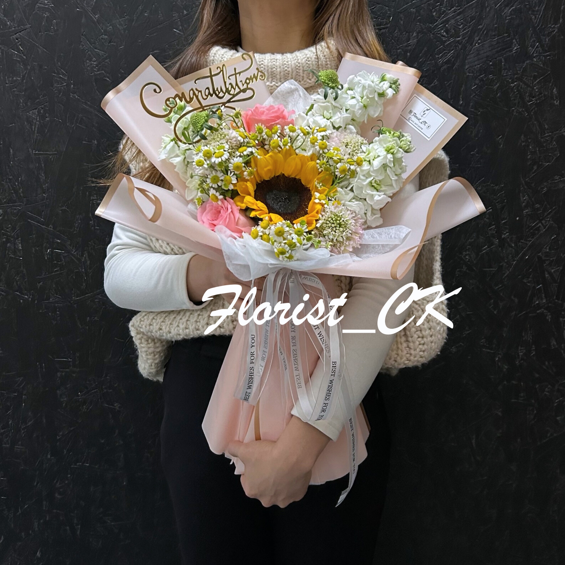 【2026 畢業鮮花推介】Blissful Beginnings  金邊玫瑰粉花紙款｜向日葵玫瑰鮮花花束  (預訂款)