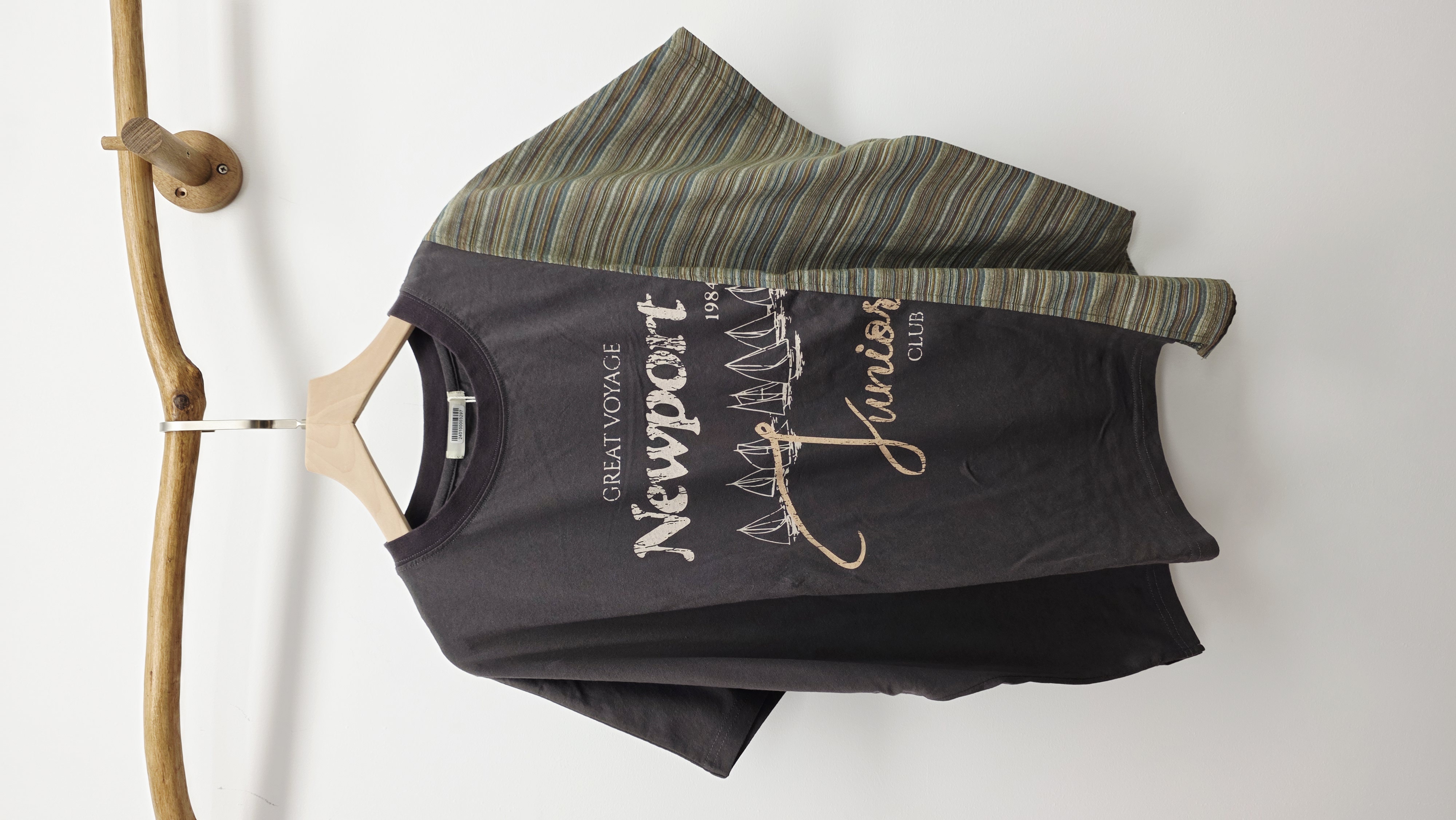 日牌炭灰拼布綠橫間印圖Tee