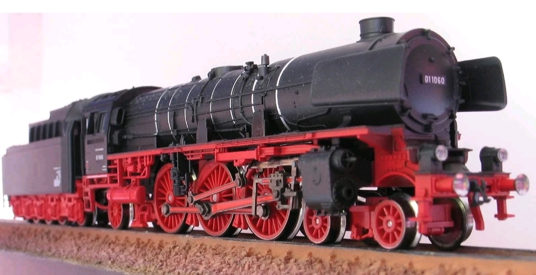 Fleischmann 黃金之旅列車 Golden Journey Zugset "Gambrinus" DB F-train BR 01 steam loco & 3 Passenger car