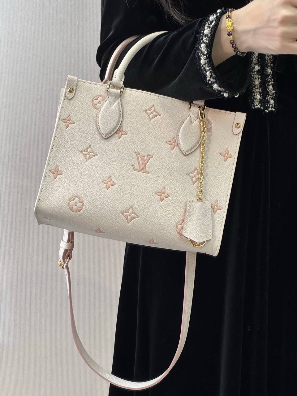 LV Onthego 新款新配色 👜✨ “奶油坚果包”来啦 💕 当经典 Monogram 遇上马卡龙色系，这款真的会让女生直接心动尖叫 😍柔柔的雾乳色，配淡金色五金，看起来就像阳光下的杏仁蛋糕，甜而不腻 🍰包身是压纹粒面牛皮，摸起来软硬刚好，有油润光泽感～细节看得到天然毛孔， 原厂皮质感真的很加分 ✨ 容量也很可以， 虽然不是大号，但日常出门完全够用 👍 📏 尺寸：25 × 11.5 × 19 cm