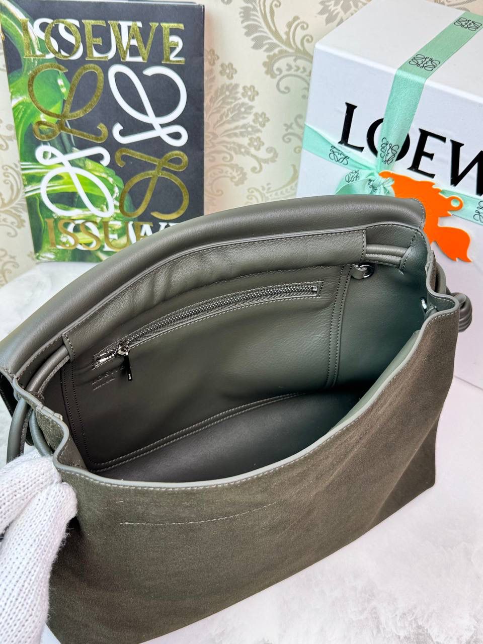 𝙇𝙤𝙚𝙬𝙚 𝙁𝙡𝙖𝙢𝙚𝙣𝙘𝙤 𝙎𝙖𝙩𝙘𝙝𝙚𝙡 福袋款邮差包 ➕刺绣🅾️字母宽肩带 编码：062404 尺寸：𝟑𝟒-𝟏𝟐-𝟐𝟒𝐜𝐦 新款以经典福袋收缩打结为元素，采用外部麂皮➕内里𝗡𝗮𝗽𝗮小牛皮➕刺绣字母宽肩带的精致搭配打造全新升级款邮差包🅰️，可斜挎、肩背和手提，超大容量满足日常所需🎈