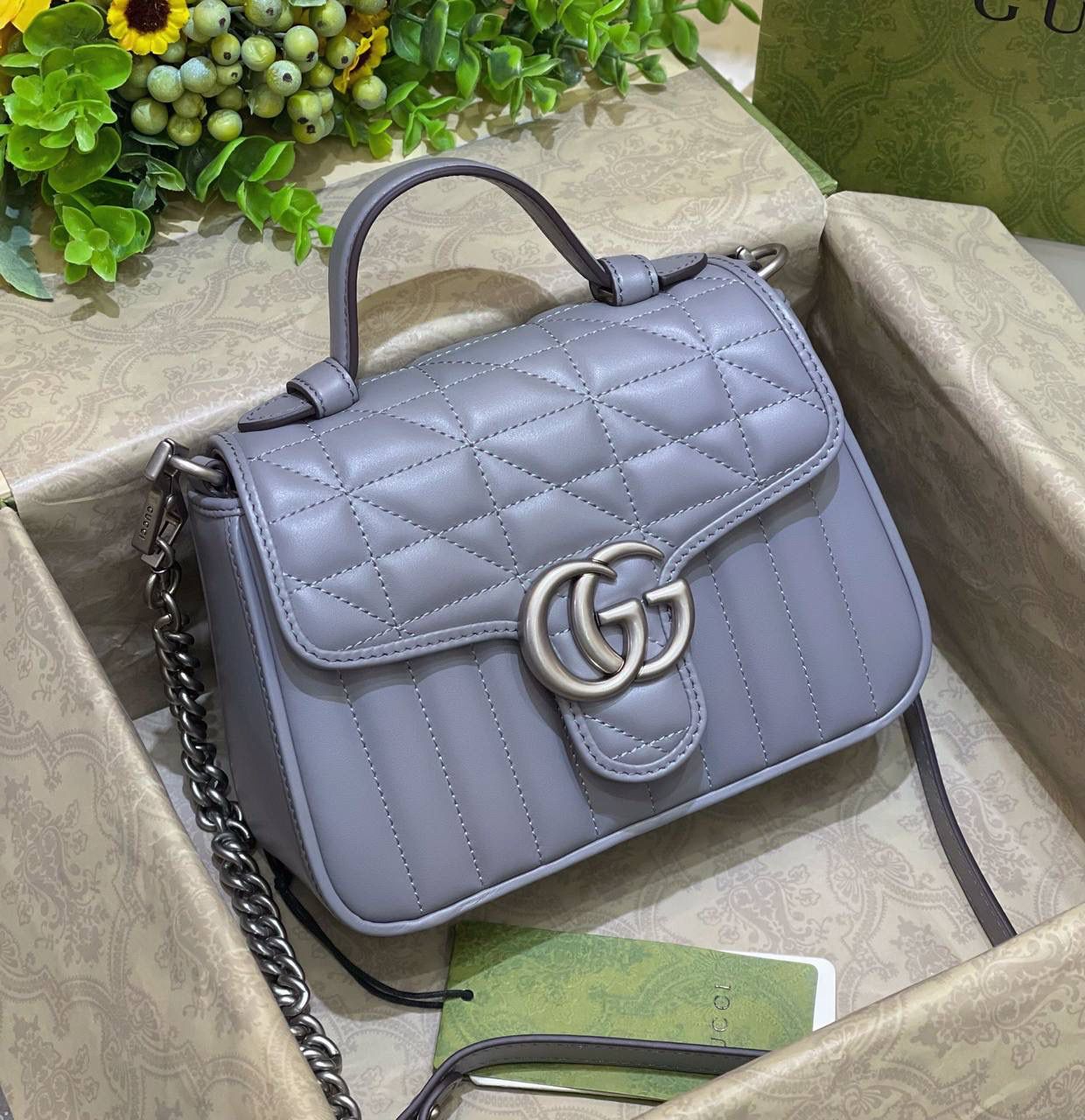 ✈️✈️✈️ 🔥𝙈𝙖𝙧𝙢𝙤𝙣𝙩 菱格原厂皮# ▫️型号583571 ▫️尺寸 21*15.5*8cm G家新款系竖菱格主题，焕新演绎经典造型，选用原厂牛皮材质，饰带银灰色双G，可拆卸金属链肩带设计，可令手提包轻松转换成肩背包，打造多种携带选择。