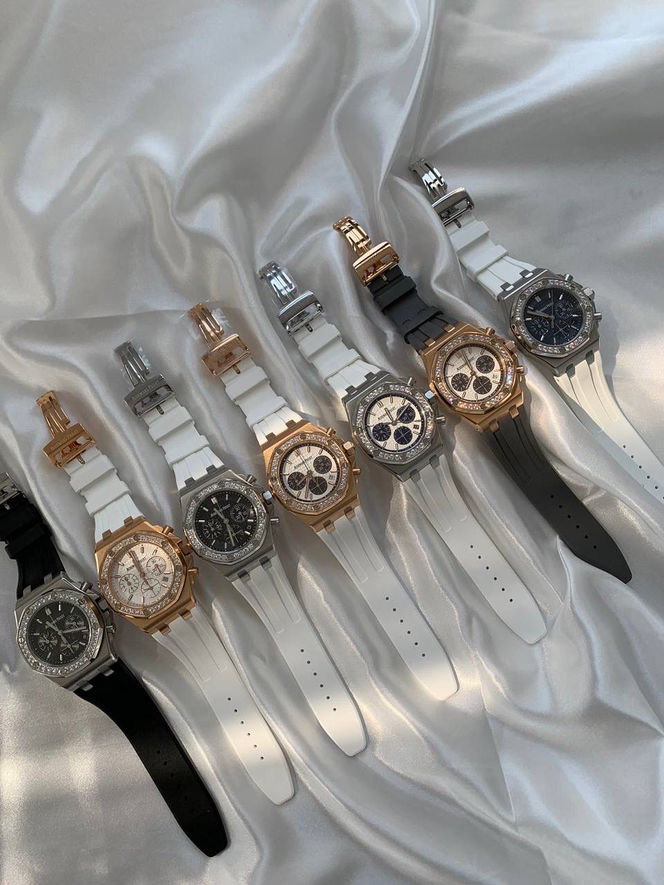 爱彼女款、小红书爆款，喜欢大表盘的女生、必备款，表盘37MM、蓝宝石防刮花玻璃，316精钢表壳、纯手工镶嵌32颗莫桑钻、搭配瑞士多功能石英机芯精准走时，表带采用进口橡胶工艺，佩戴舒适不过敏、折叠扣设计，佩戴便捷，数量有限，先到先得，多种色系，穿搭任选！