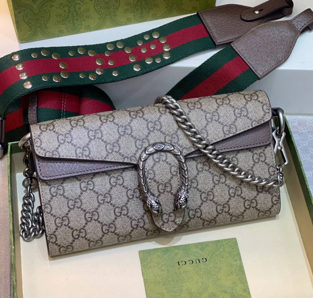 ✈️✈️✈️🔥𝐆𝐮𝐜𝐜𝐢 酒神腋下肩背包# ▪️型号 : 731782 ▪️尺寸 : 25*14*4cm 𝐷𝑖𝑜𝑛𝑦𝑠𝑢𝑠时尚单品永远少不了的酒神包又添新成员啦[耶]依然采用辨识度极高的虎头锁扣、包身小巧轻便. 经典PVC老花➕牛皮❗️搭配2条肩带 链条是现在最流行的腋下背法、最重点的红绿织带饰以饰钉“Gucci”DlY斜挎带太好看了！内部容量大、翻盖口袋双接档、还可当手包使用。