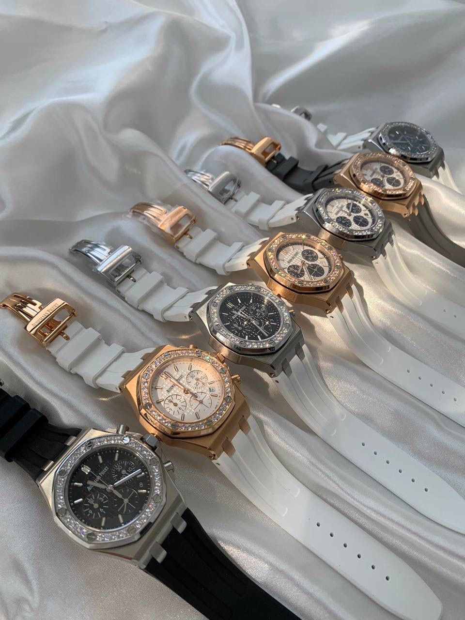 爱彼女款、小红书爆款，喜欢大表盘的女生、必备款，表盘37MM、蓝宝石防刮花玻璃，316精钢表壳、纯手工镶嵌32颗莫桑钻、搭配瑞士多功能石英机芯精准走时，表带采用进口橡胶工艺，佩戴舒适不过敏、折叠扣设计，佩戴便捷，数量有限，先到先得，多种色系，穿搭任选！