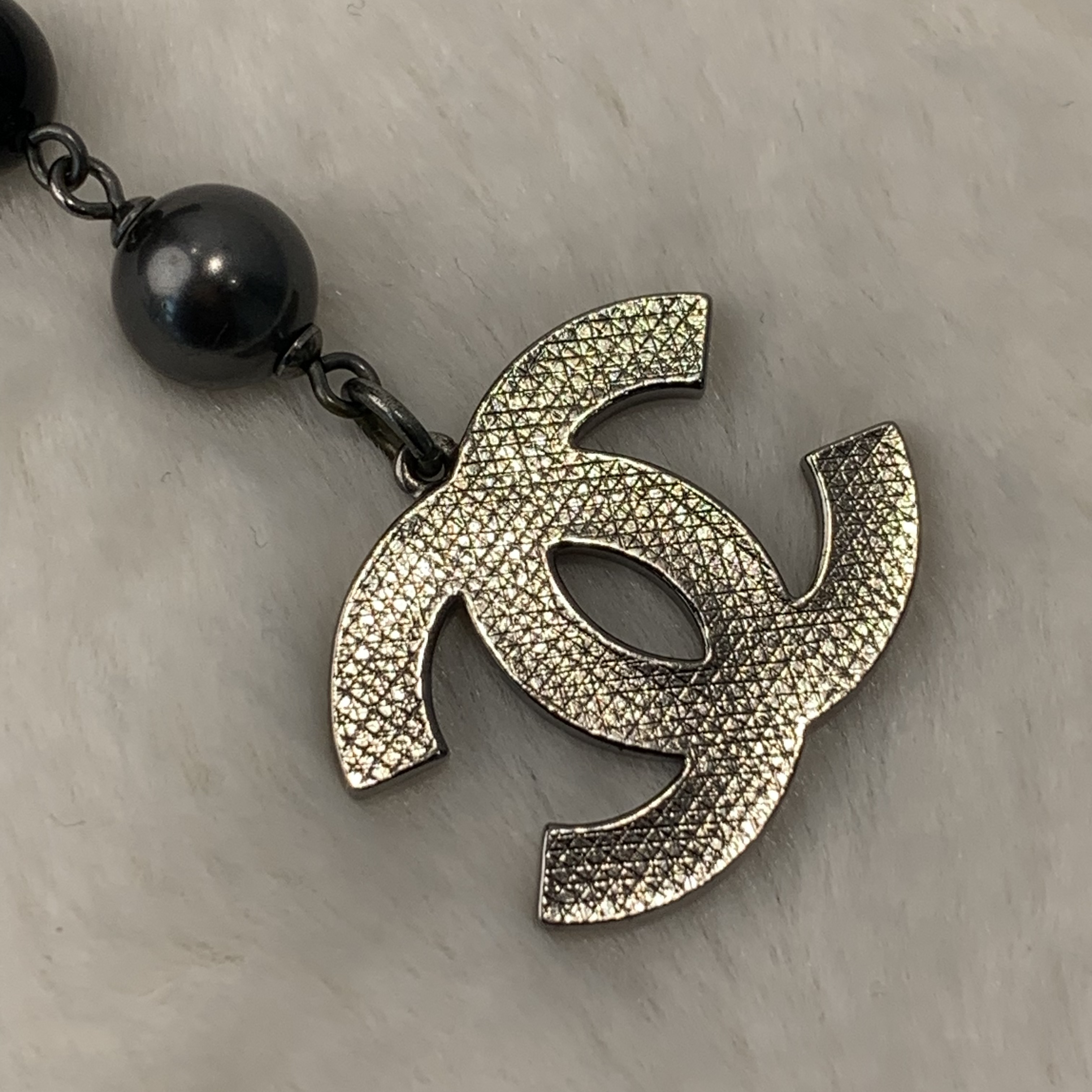 Chanel黑色配灰色珍珠手鏈大logo