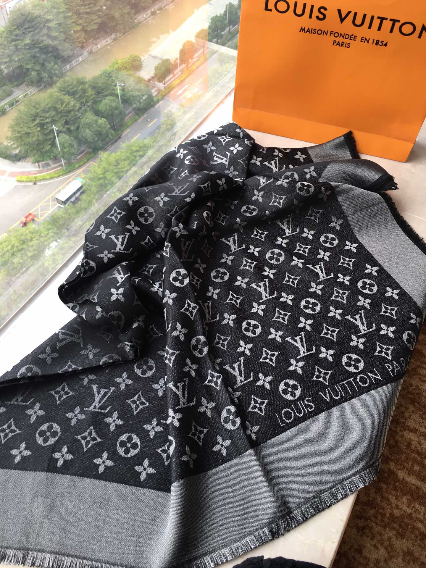 $380條。💪🏻💪🏻💃 Louis Vuitton 以低調奢華嘅暗紋提花工藝🌺🌺🌺，重新演繹標誌性 Monogram 圖案。