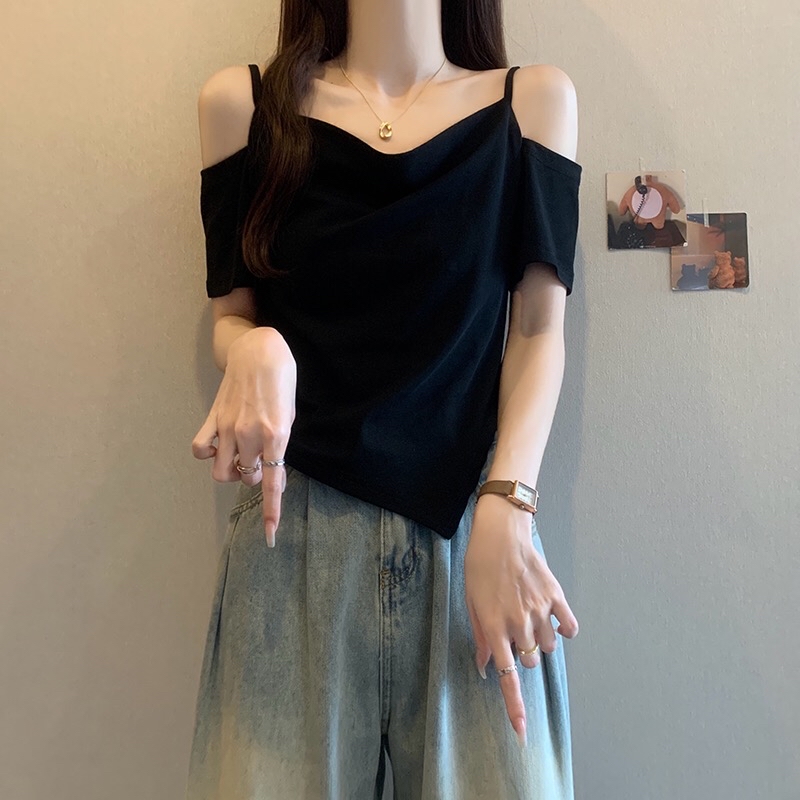 B177(16293) 韩版纯欲风显瘦一字双吊带露肩下摆斜开角黑上衣 