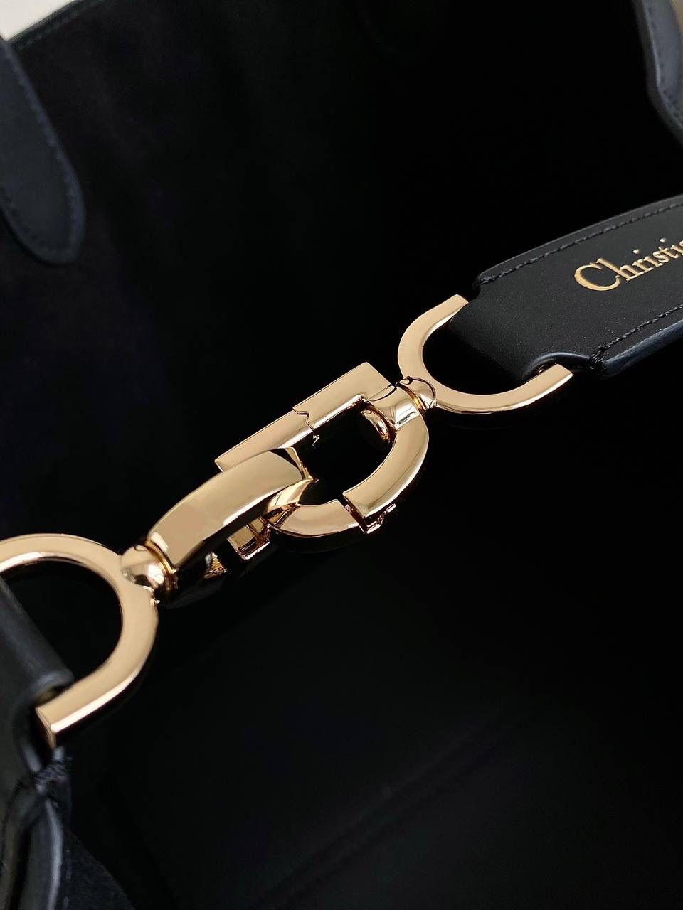 🈶黑色中号 𝗗𝗜𝗢𝗥 𝗧𝗼𝘂𝗷𝗼𝘂𝗿𝘀手袋，大爆款 即出即断，供不应求的一只啊 时尚敏锐度高的早已经抢先背了 比想象中更酷，又飒且慵懒的感觉 熟悉的超大藤格纹和近年来惯用CD搭扣 解开卡扣从方包变成托特大包，真绝了😍✨ 28.5×19×21.5cm，#m1292m