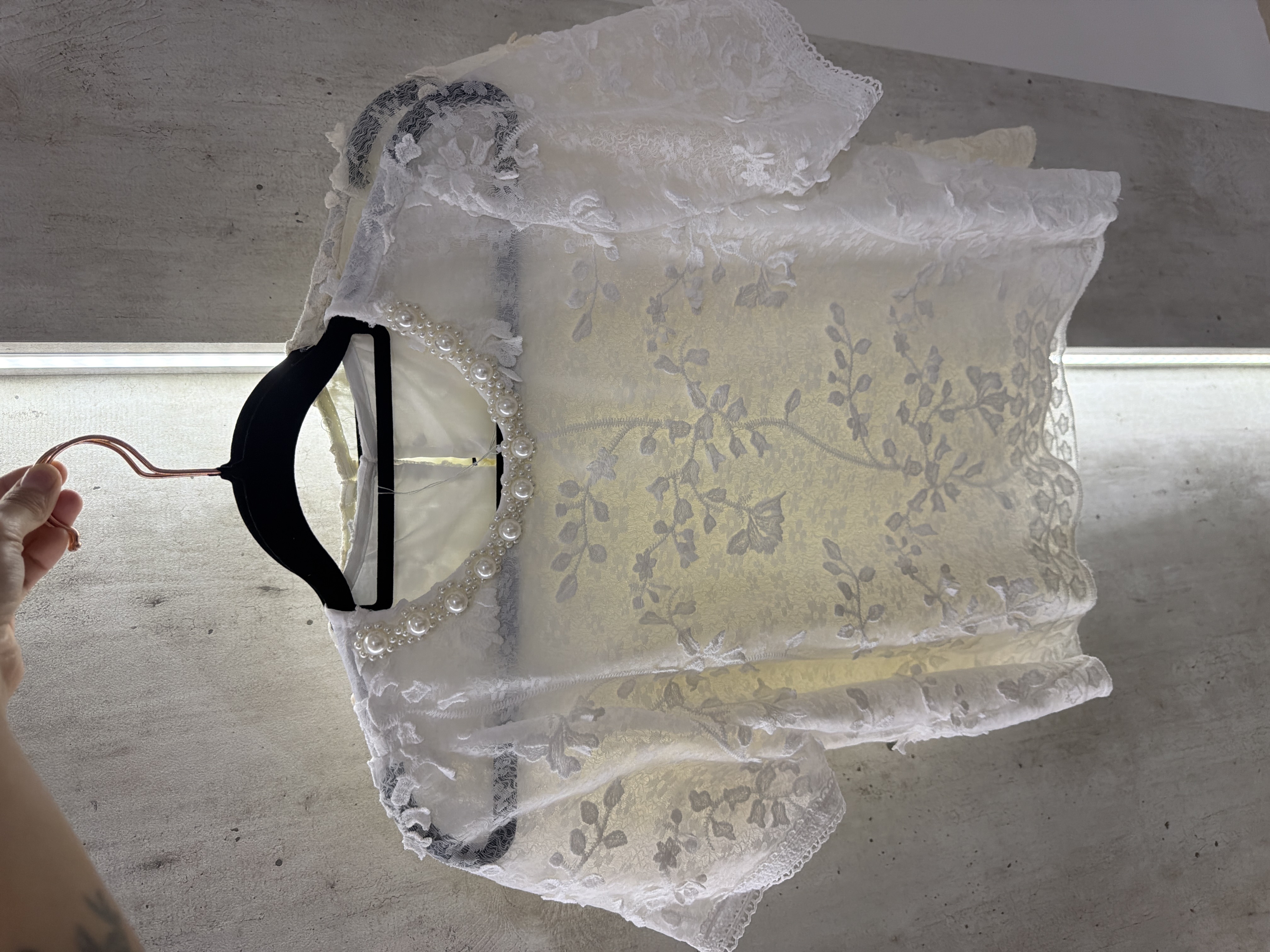 優雅蕾絲上衣，飾以珍珠