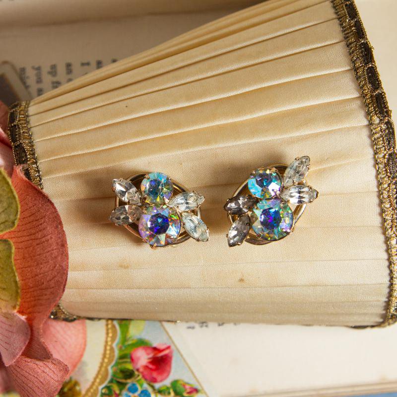 1950s American Designer Quality Aurora Borealis Rhinestone Clip Earrings (za099)