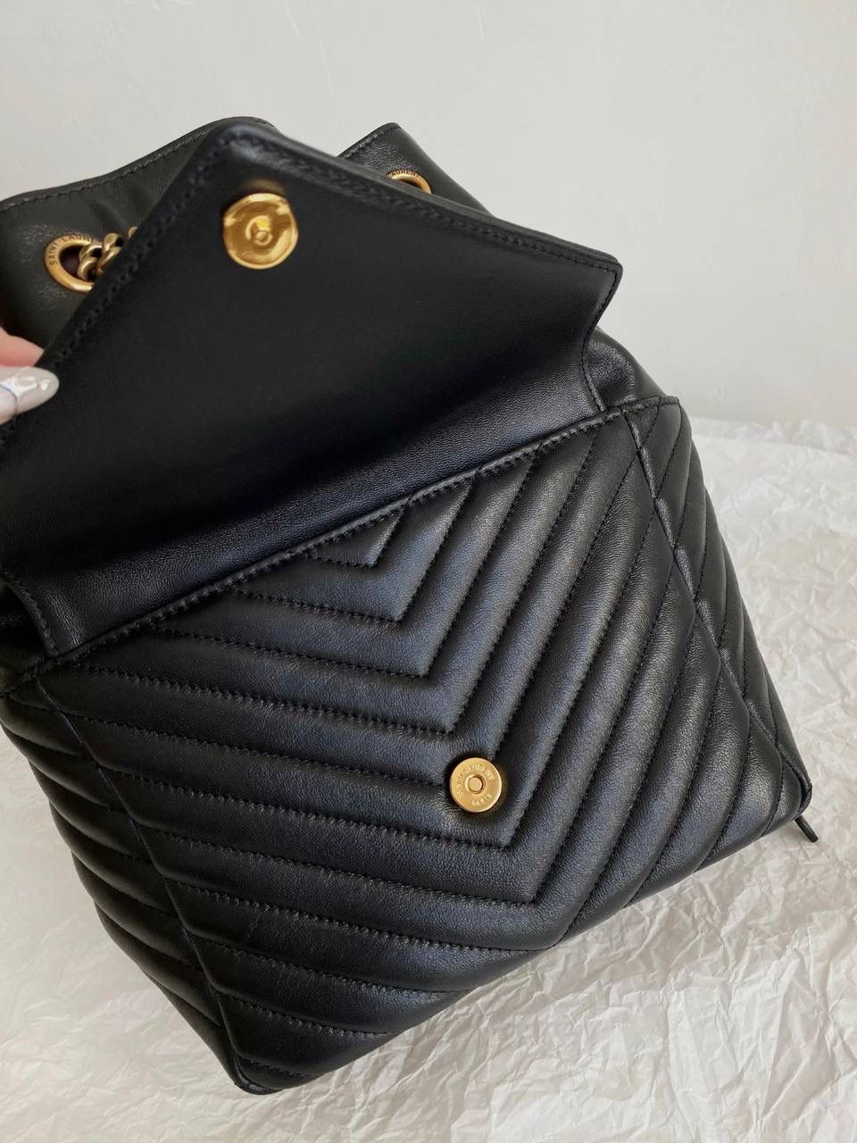 到货啦❗️ ys1 joe羊皮双肩包🖤 这只双肩绝对他们家这个品类的it bag 这个款出了好多年了 只有真的好看好背才能不被淘汰 羊皮的手感特别治愈，超级软乎 在链条肩带的双肩包里来说 这只是属于包身正好，容量巨大的类型 好实用呀，强推强推！！ 29×22×15cm672609m