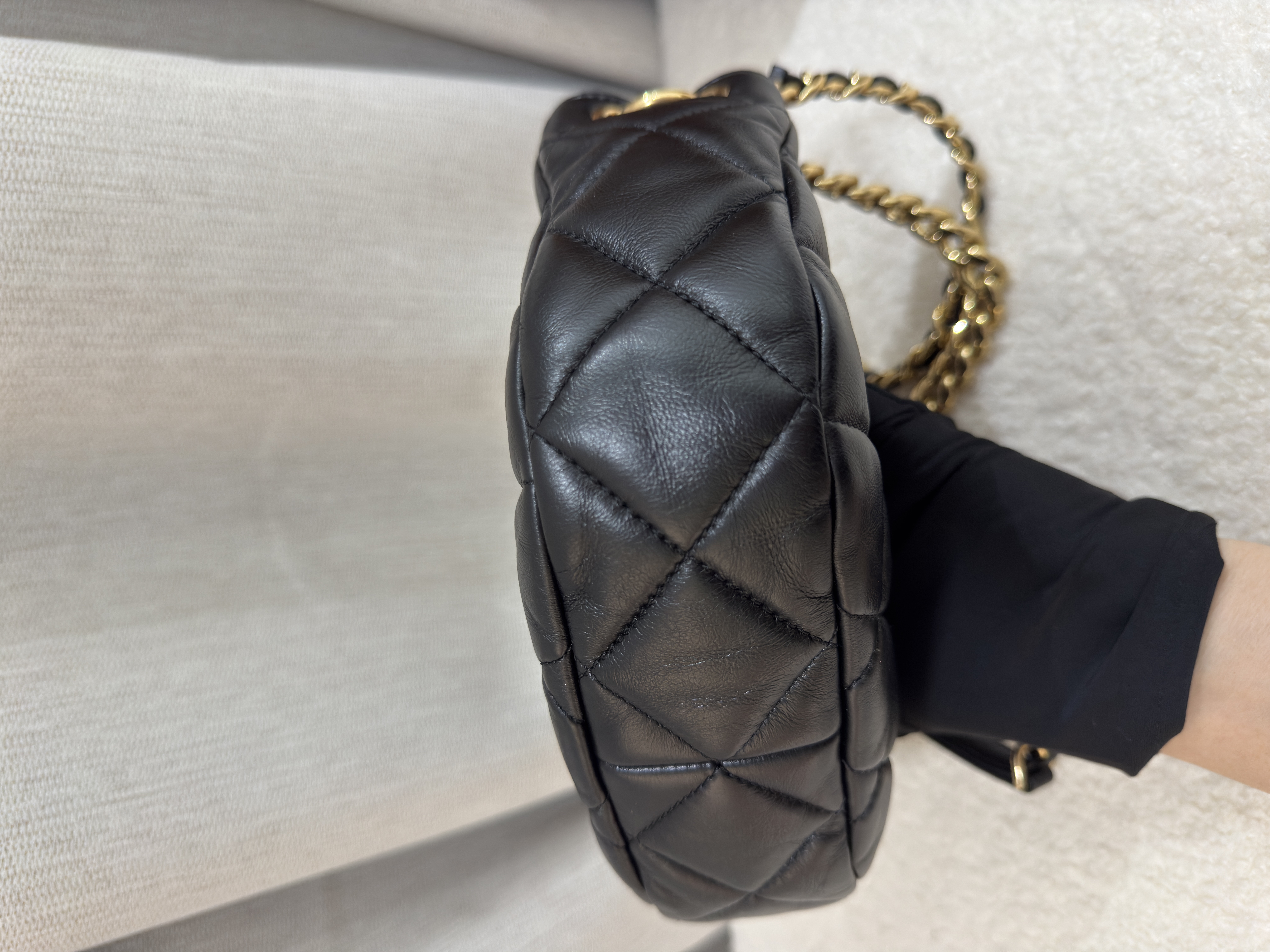 Pre-Owned CHANEL 22B Small Hobo Bag / Product Code : 26021607