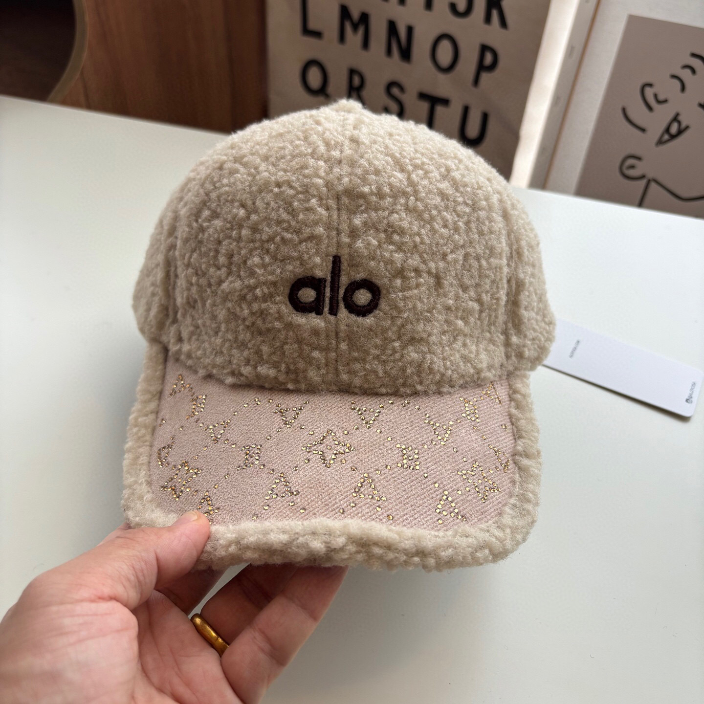 $79件。2件起$70件。ALO 秋冬羊羔絨棒球帽Alo Yoga 潮流達人極力推薦款