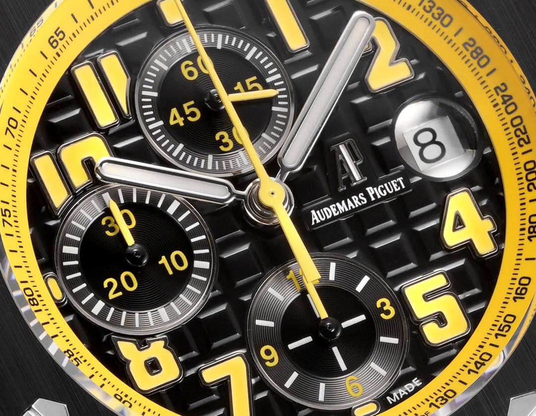 🚀皇家橡树离岸型26400/26238/26470系列正式登场！款式最全，做工最好的爱彼计时款腕表来了，有做工好的顶级货😍💯廉价的小厂货就别去考虑了！ 1，机芯采用12位小秒的定制版3126计时机芯，完美还原原版所有功能。经过精密打磨，大大加强了其稳定性。 2，其中碳纤维系列表壳采用全新碳纤维复合材料——「Carbon TPT® B.4」打造，这种高科技材料比常规 Carbon TPT® 密度提高4%，纤维硬度提升15%，树脂强度提升30%，材料结构经过各项异性优化，保持轻盈同时无比坚韧，提供迄今最强的抗冲击性能。 3，字面颜色均采用目前最先进电镀技术，非几年前的简单喷漆技术。每一个巧克力格纹装饰，通过CNC级别打磨，无限接近原版。 4，同步原版搭载微微活动头粒，胶带采用进口氟橡胶材质，皮带采用美洲鳄鱼皮材质，更加耐磨耐造。