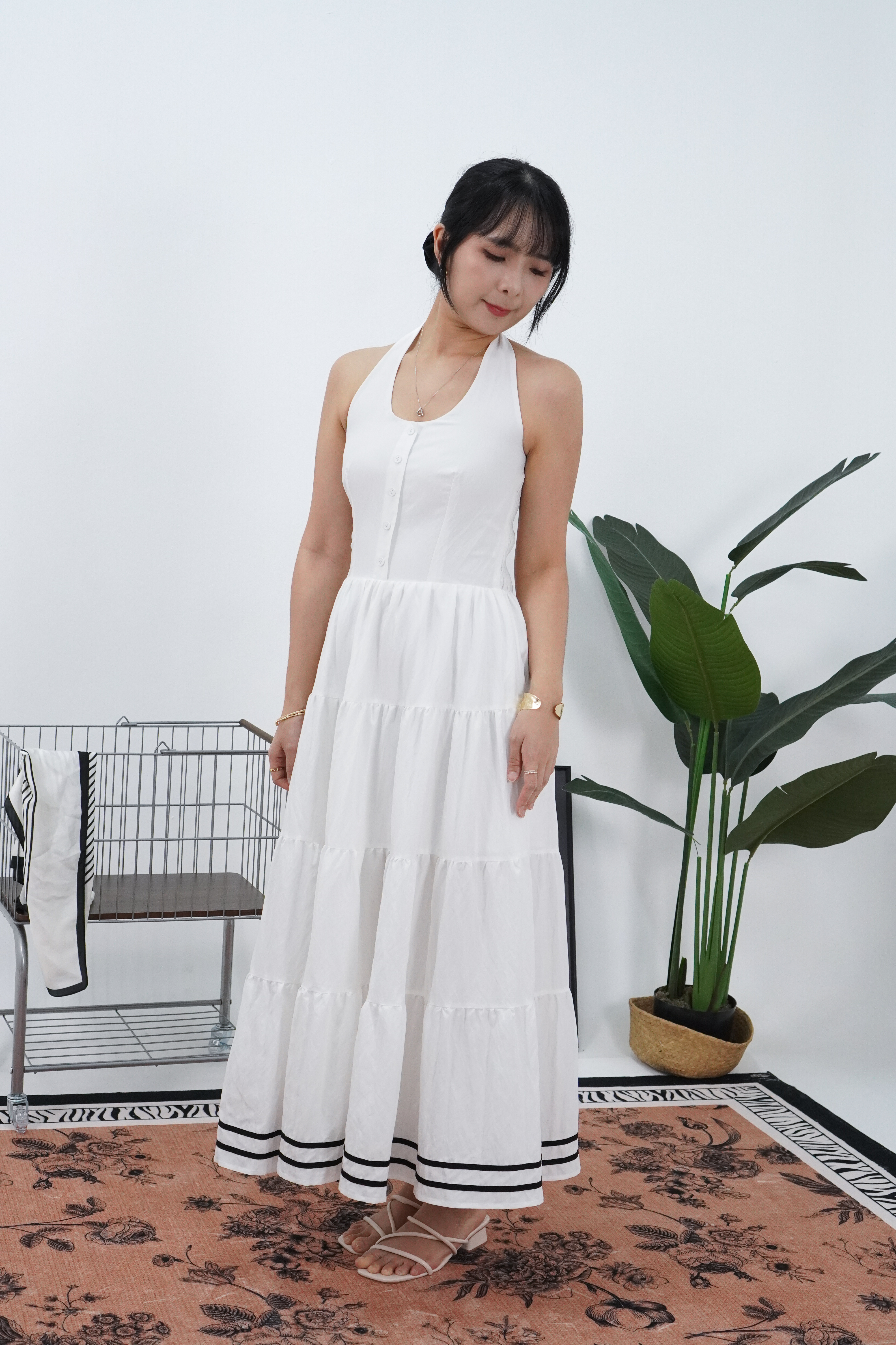 白色法式挂脖连衣裙