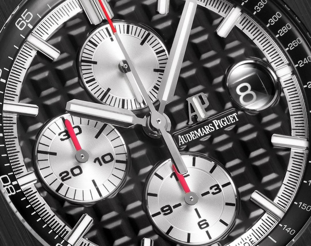 🚀皇家橡树离岸型26400/26238/26470系列正式登场！款式最全，做工最好的爱彼计时款腕表来了，有做工好的顶级货💯🔥廉价的小厂货就别去考虑了！ 1，机芯采用12位小秒的定制版3126计时机芯，完美还原原版所有功能。经过精密打磨，大大加强了其稳定性。 2，其中碳纤维系列表壳采用全新碳纤维复合材料——「Carbon TPT® B.4」打造，这种高科技材料比常规 Carbon TPT® 密度提高4%，纤维硬度提升15%，树脂强度提升30%，材料结构经过各项异性优化，保持轻盈同时无比坚韧，提供迄今最强的抗冲击性能。 3，字面颜色均采用目前最先进电镀技术，非几年前的简单喷漆技术。每一个巧克力格纹装饰，通过CNC级别打磨，无限接近原版。 4，同步原版搭载微微活动头粒，胶带采用进口氟橡胶材质，皮带采用美洲鳄鱼皮材质，更加耐磨耐造。