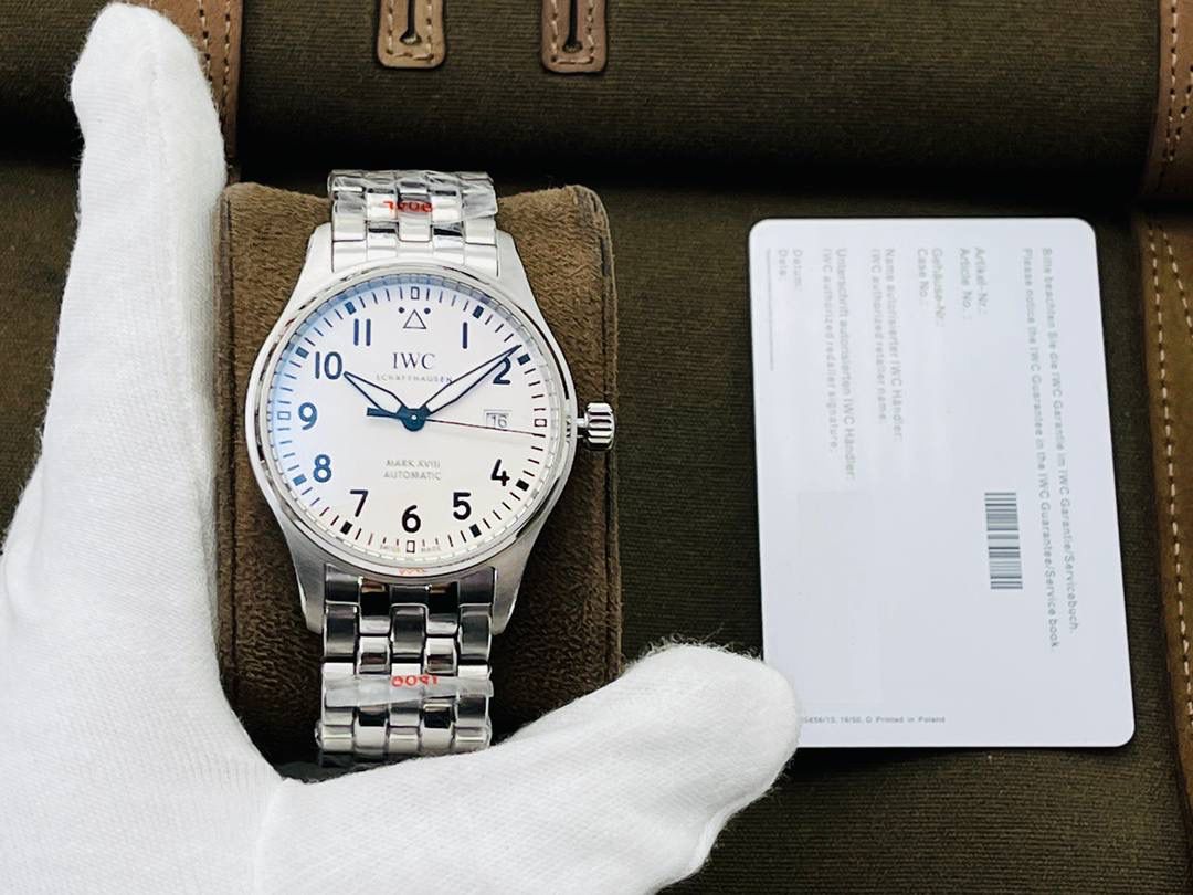 市场超级副本 原版开模 万.国IWC飞行员系列马克十八18商务腕表！超级副本！ 1⃣️直径40MM，尺寸与原装一致！原装快拆钢带！相对传统的精钢材质不仅更抗磨损，耐腐蚀，也大幅降低了腕表的重量，给日常佩戴提供了便捷。 2⃣️搭载9015进口机芯（零返修）！每个机芯都是经过严格挑选达到天文台级别。所有细节均完美克隆，且此款万.国IWC飞行员腕表视为万.国IWC经典款型，任何场景着装均适合佩戴。