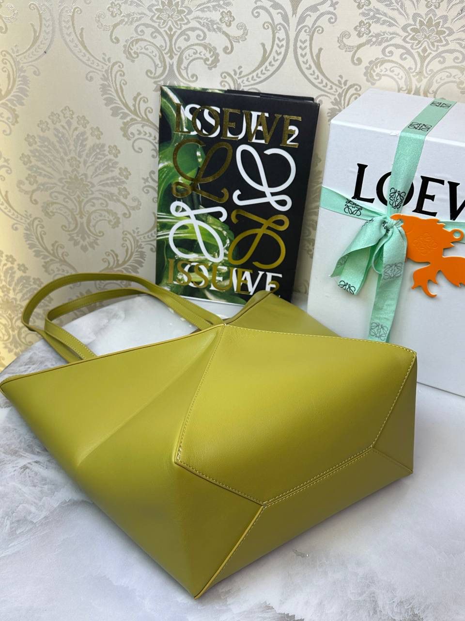 *𝐏𝐮𝐳𝐳𝐥𝐞 𝐅𝐨𝐥𝐝折叠手袋👜*（黄色） ——全新【𝗡𝗘𝗪】升级‼️ 延续经典𝙋𝙪𝙯𝙯𝙡𝙚的标志性几何裁剪设计，新晋顶流🅰️𝙋𝙪𝙯𝙯𝙡𝙚 𝙁𝙤𝙡𝙚 𝙏𝙤𝙩𝙚以折纸包为灵感，升级成🉑完全折叠‼️的结构，立体与平面任意切换，出差旅行🧳必备单品。小牛皮材质轻且柔软，𝐌𝐢𝐧𝐢尺寸搭配一条可拆卸式肩带，手提，肩背，斜挎多样化背法✨ 尺寸：𝟐𝟓.𝟓-𝟏𝟒.𝟓-𝟑𝟏.𝟓cm 款号：052316