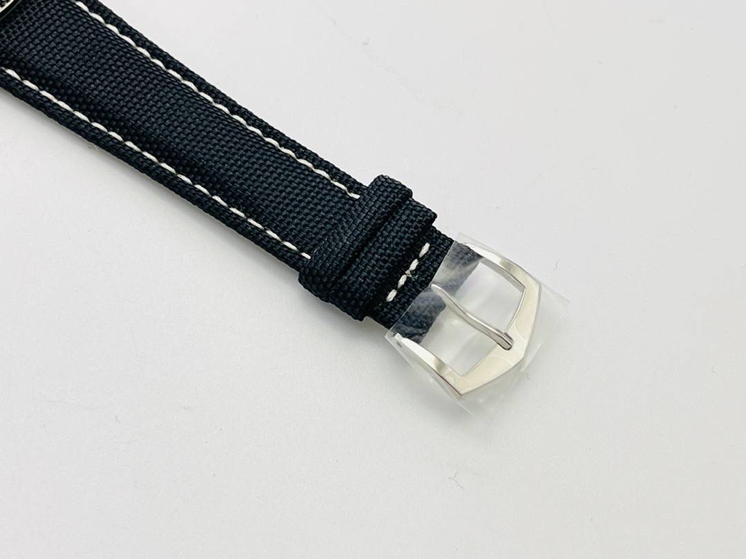 市场最高版本 百达.翡丽Calatrava系列Ref.5226G-001腕表！ 1⃣️表壳：百达Calatrava系列表款便因其圆润流畅的表壳形状享有盛名。百达.翡丽以这一特点为墓础重新设计该表款，在表壳侧缘雕饰巴黎钉纹。 2⃣️设计师还开发出一种特殊表壳结构，令表耳与表壳底盖融为一体，从而使巴黎钉纹全面覆盖表壳侧边。 3⃣️根据原装开模，壳套设计贴合原装！ 4⃣️字面：炭灰色表盘流露复古韵味，边缘呈黑色渐变效果，其微妙粒纹令人联想起古董相机外壳。 5⃣️表盘搭配覆米色荧光涂层的白金立体字块，以及低调内敛的"轨道式"秒钟刻度。 6⃣️白金针筒型时针及分针覆米色荧光涂层。3字位位置设有日期视窗，采用米色字块！ 7⃣️搭配黑色背景机芯：采用进口9015为基础机芯并加以改装升级！机芯夹板桥经倒角，边缘作细意打磨，大小夹板饰以鱼鳞纹、日内瓦波纹，夹板表面有包金雕刻，螺丝凹槽经打磨和倒角，所有细节尽善尽美，同时印有百达翡丽经典双P印记！ 8⃣️表带：全新Ref.5226G-001 表款有两款可互换表带，一款为米色绒面小牛皮，另一款为黑色小牛皮，饰有压花纹理图案和米色缝线。两款表带均搭配白金针扣，同时配备快拆生耳，让更换表带操作更加便捷！