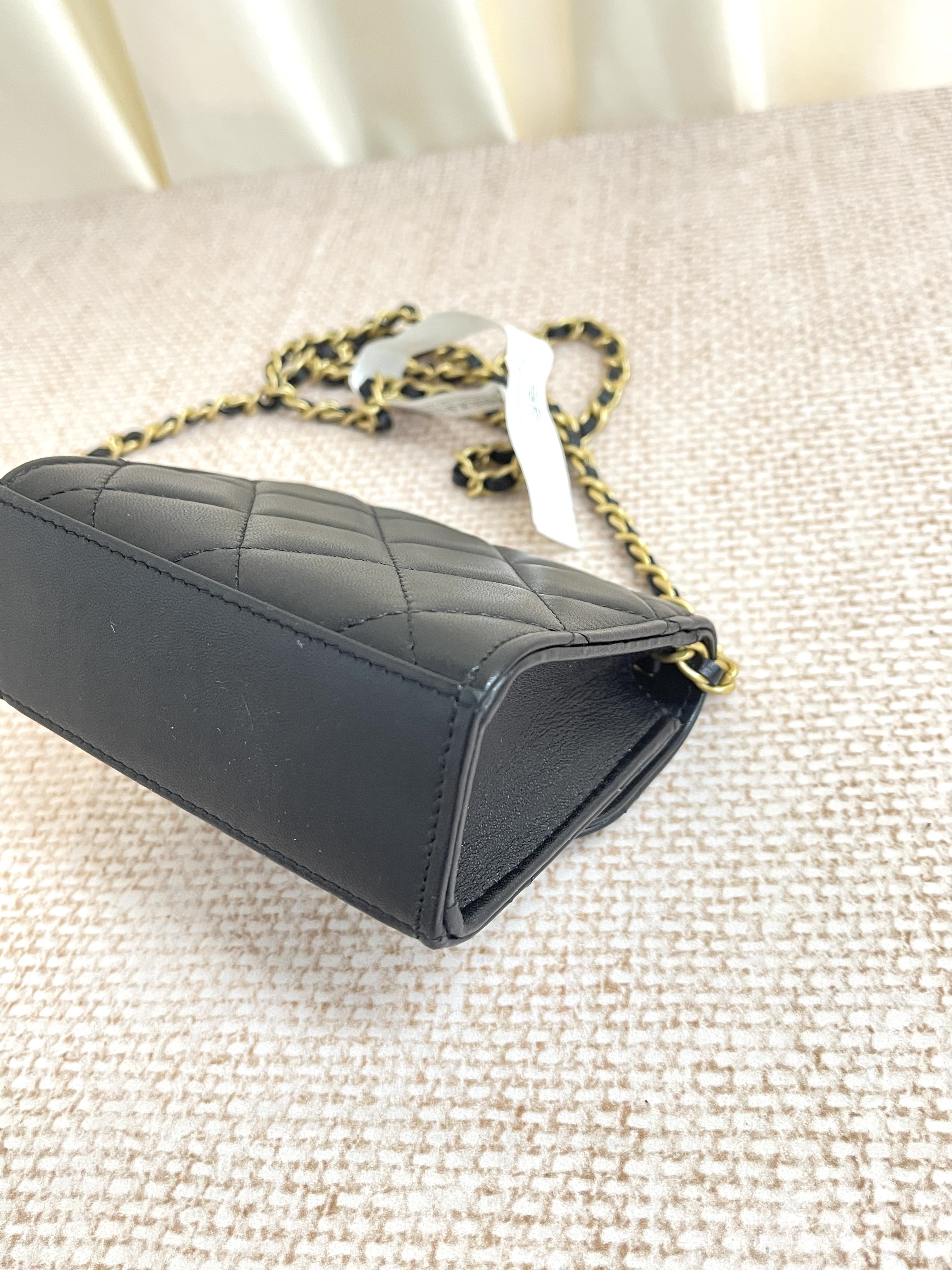 Pre-owned Chanel Heart WOC/ Product Code: 26032101